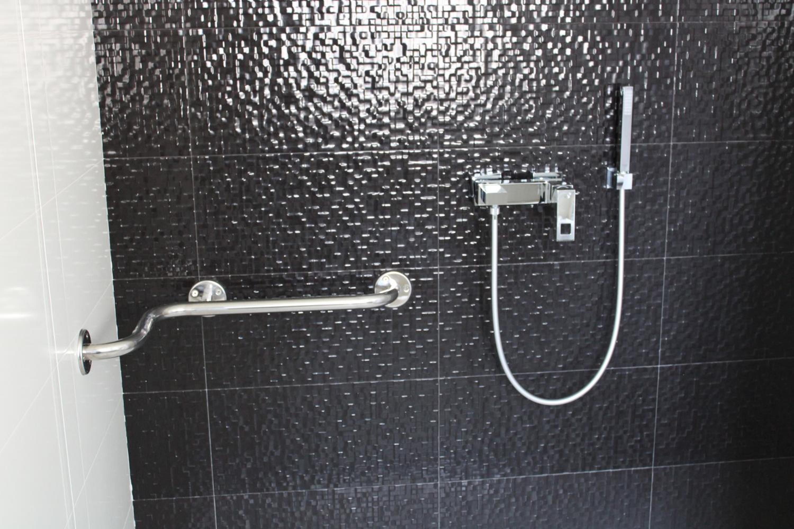 Twin Room - Disability Access photo 2