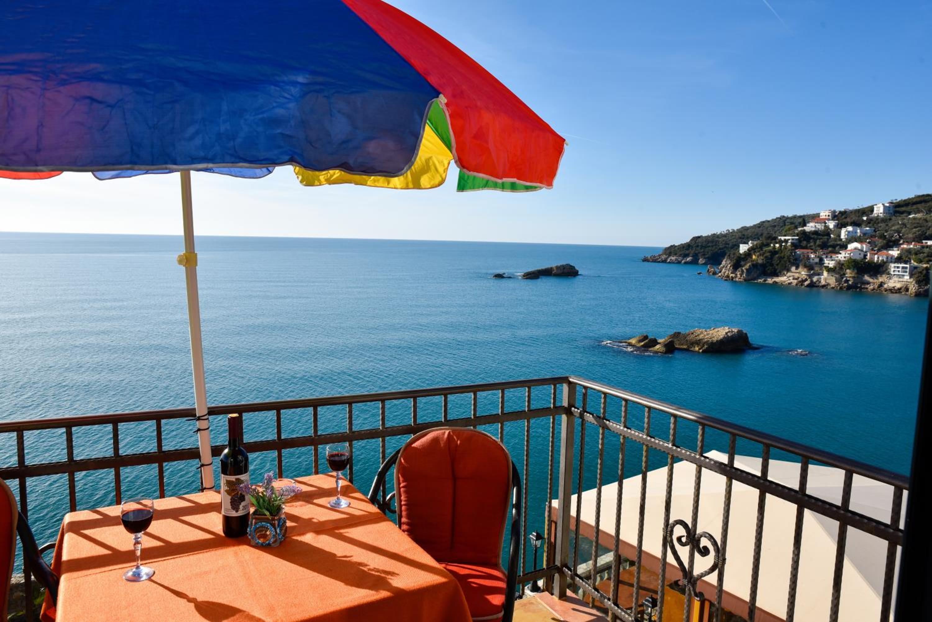 One-Bedroom Apartment with Balcony and Sea View photo 2