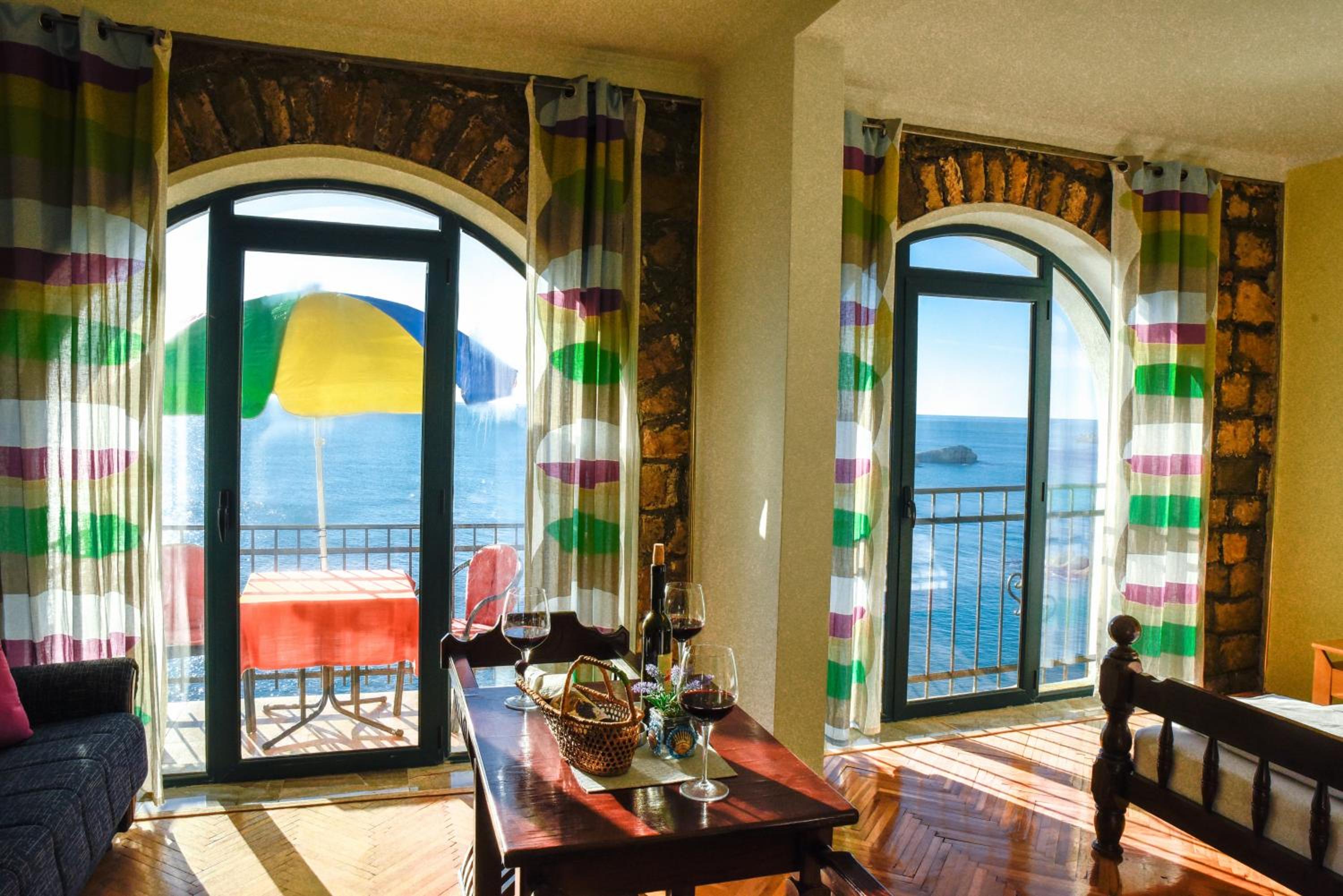 One-Bedroom Apartment with Balcony and Sea View photo 3