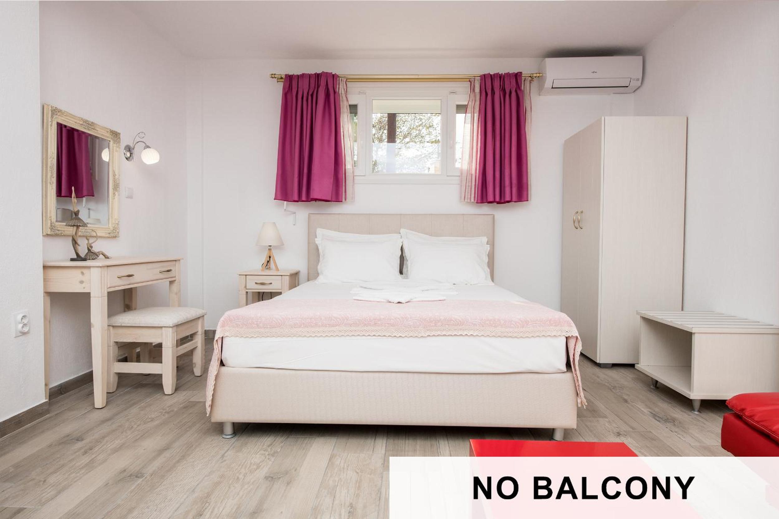 Economy Double Room (no balcony) photo 3