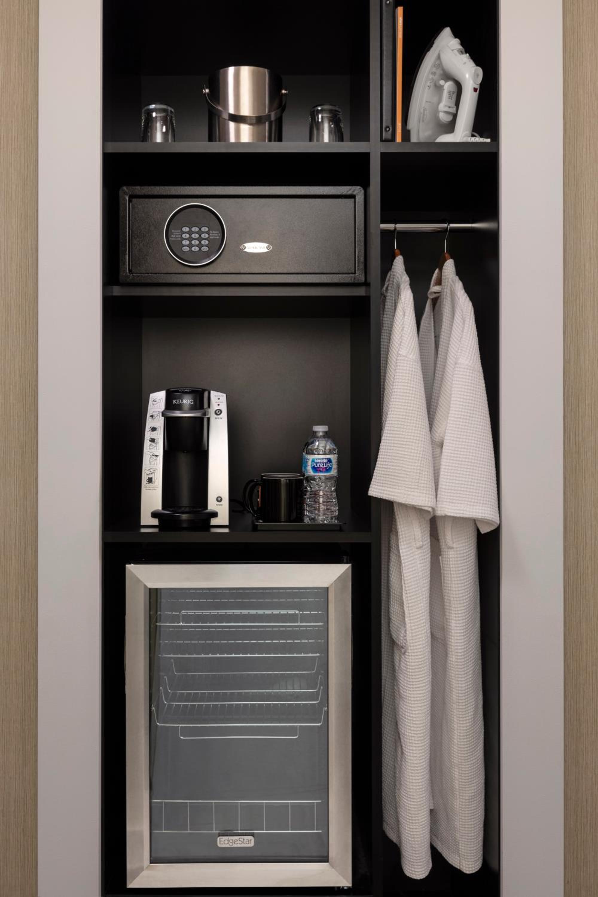 Deluxe Queen Room - Photo 6