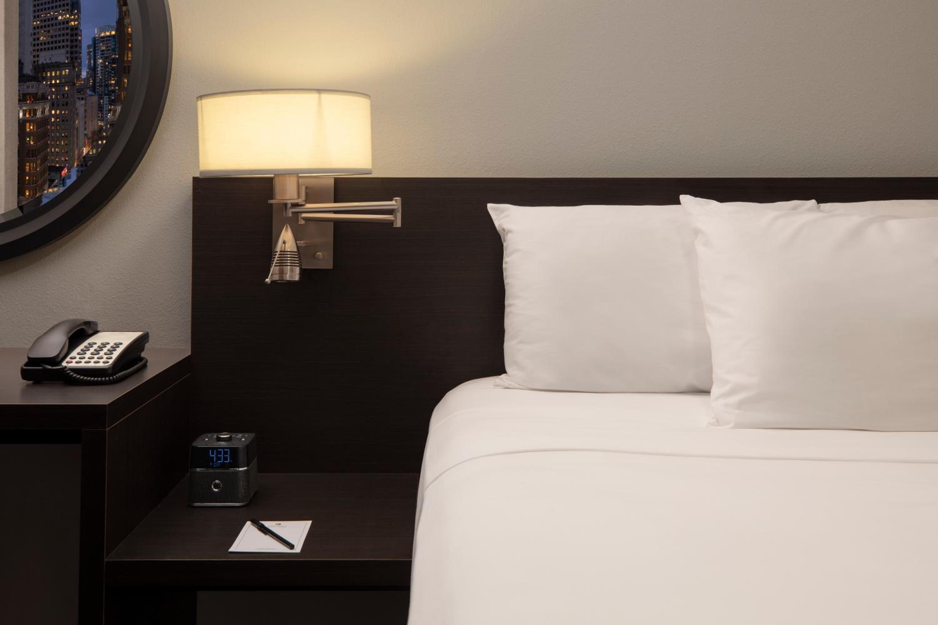 Deluxe Queen Room - Photo 2