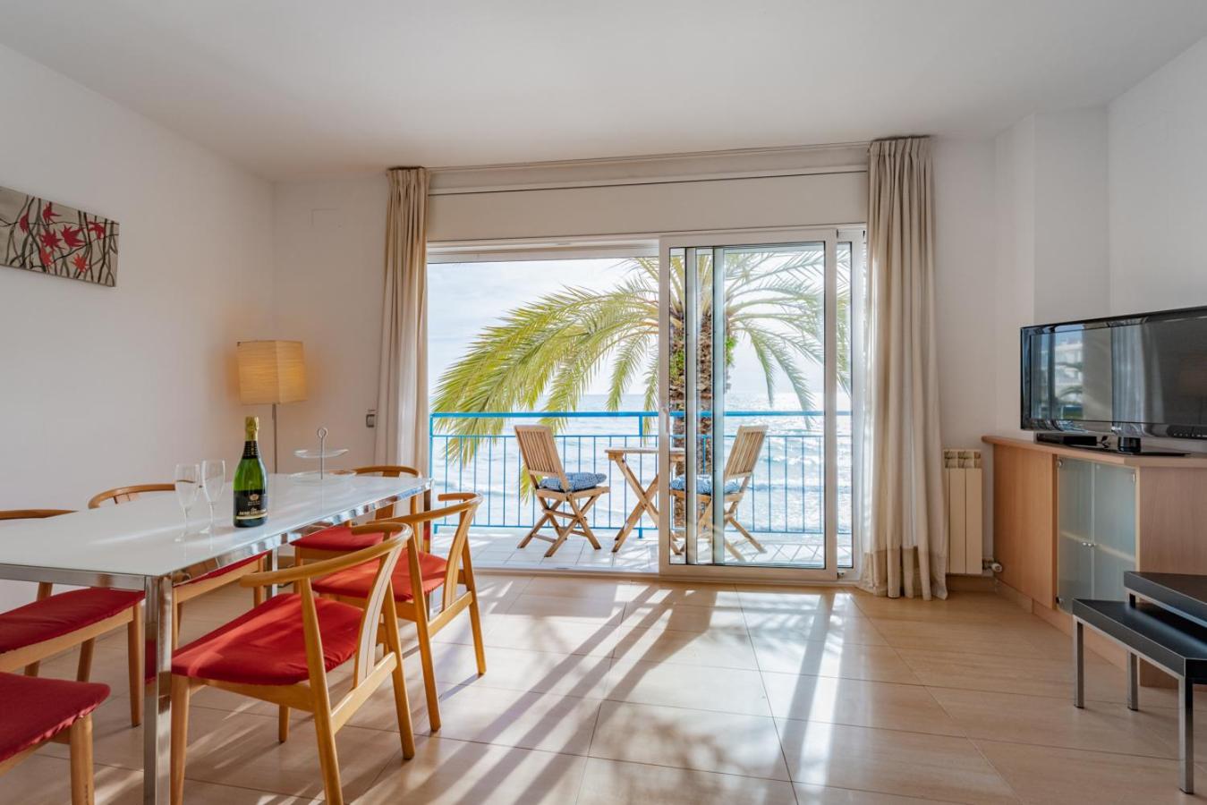 Apartment with Balcony and Sea View