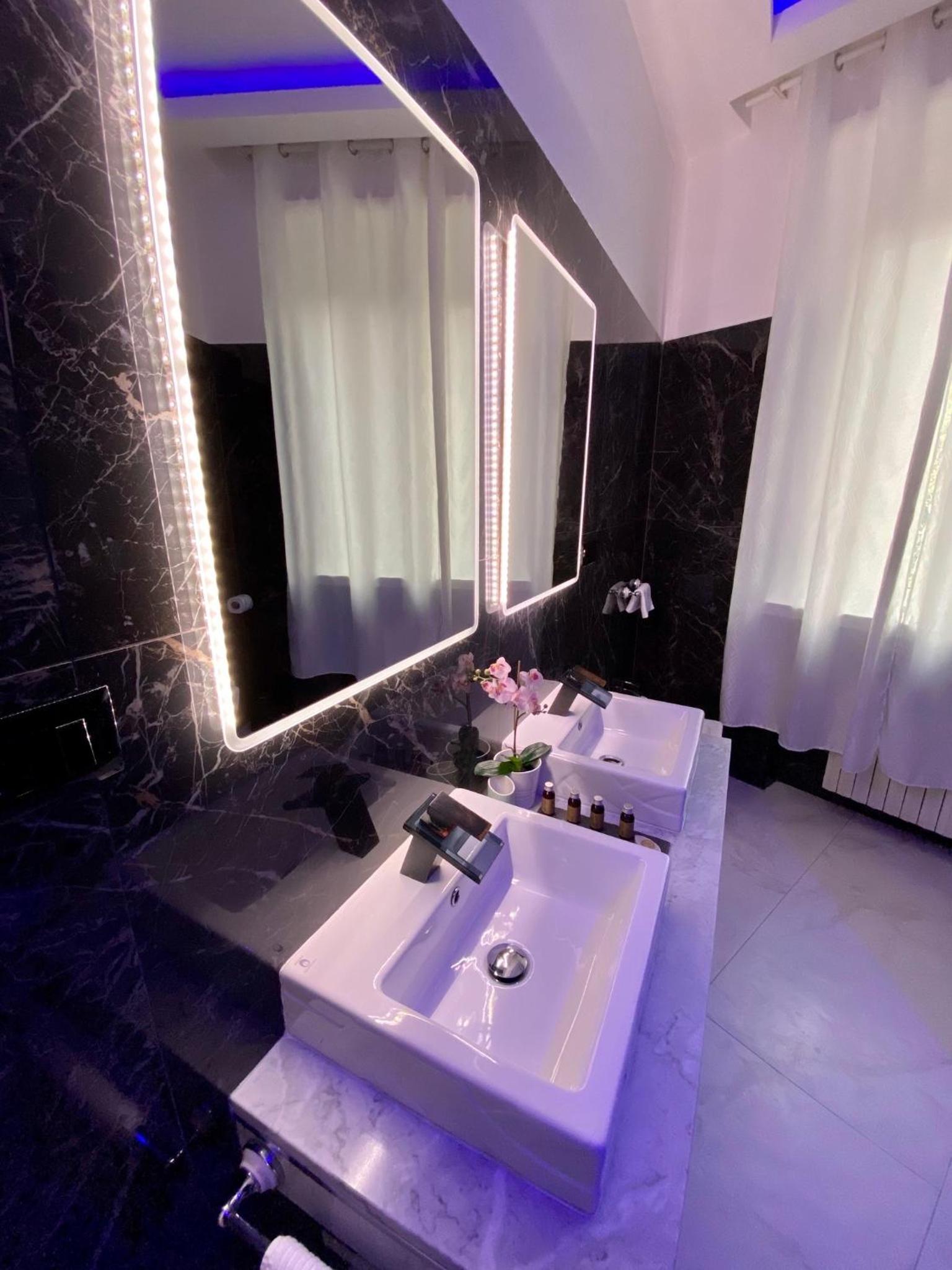 Double Room with Spa Bath photo 3