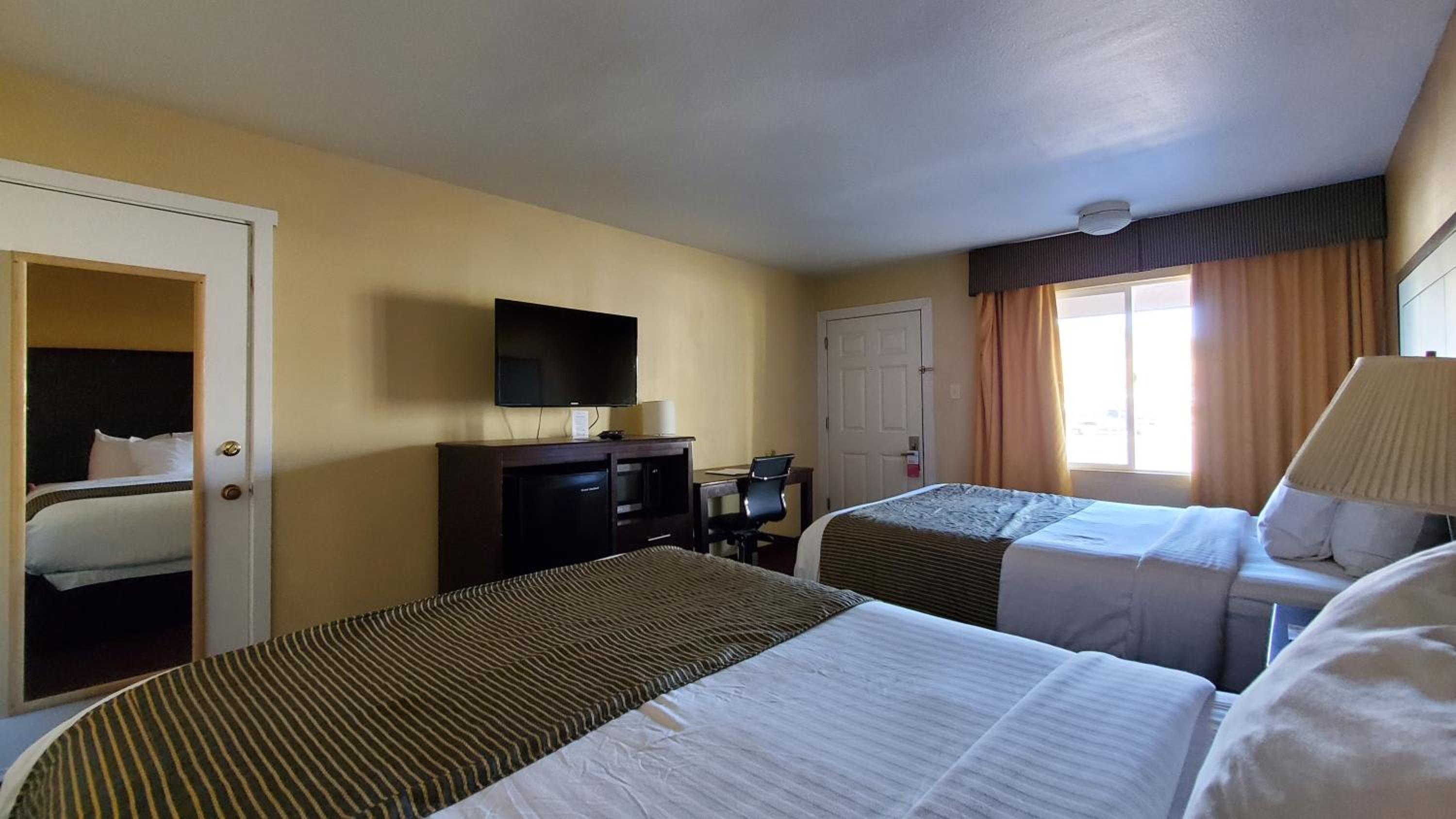 Queen Room with Two Queen Beds - Mobility Access/Non-Smoking - Photo 4
