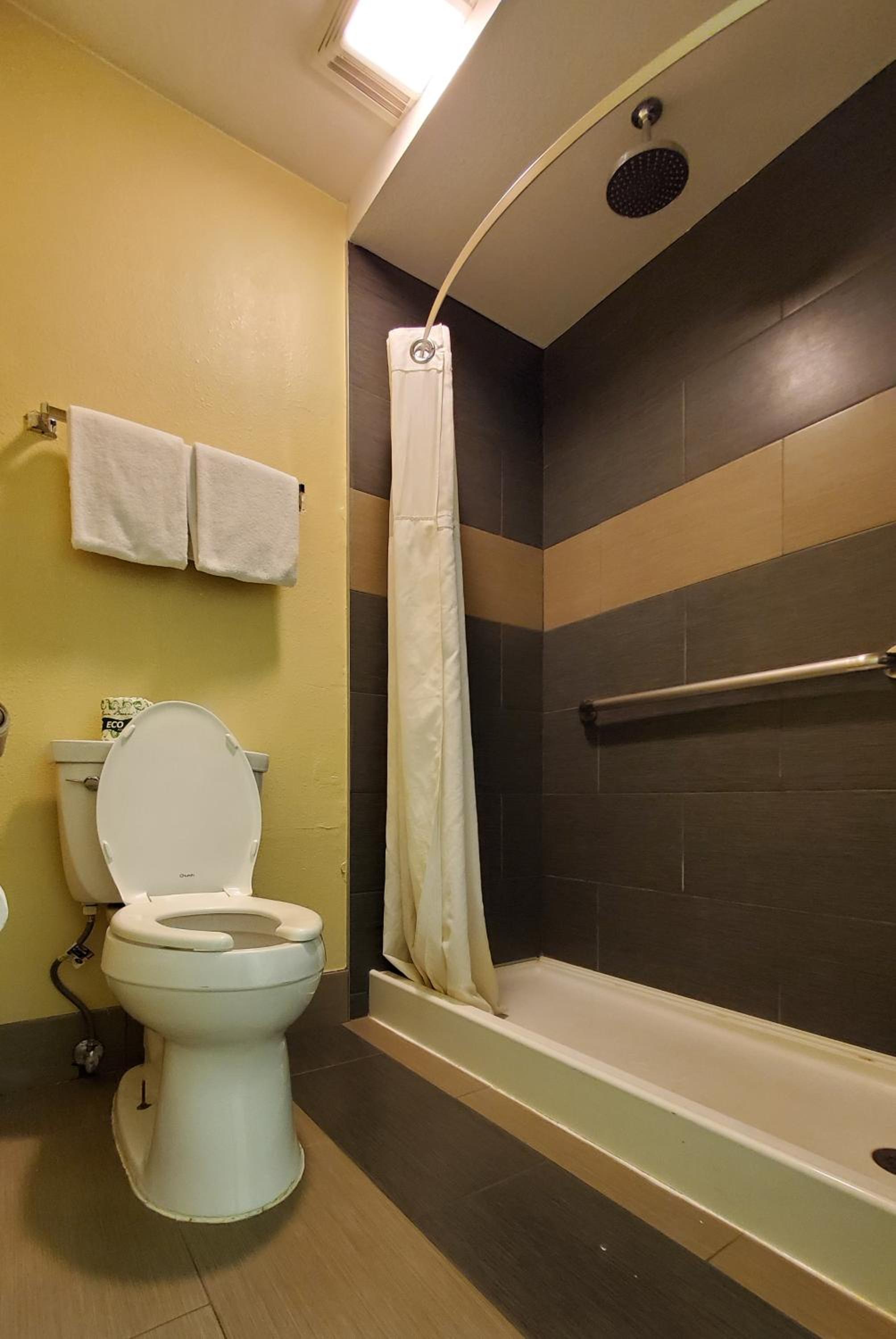 Queen Room with Two Queen Beds - Mobility Access/Non-Smoking - Photo 5