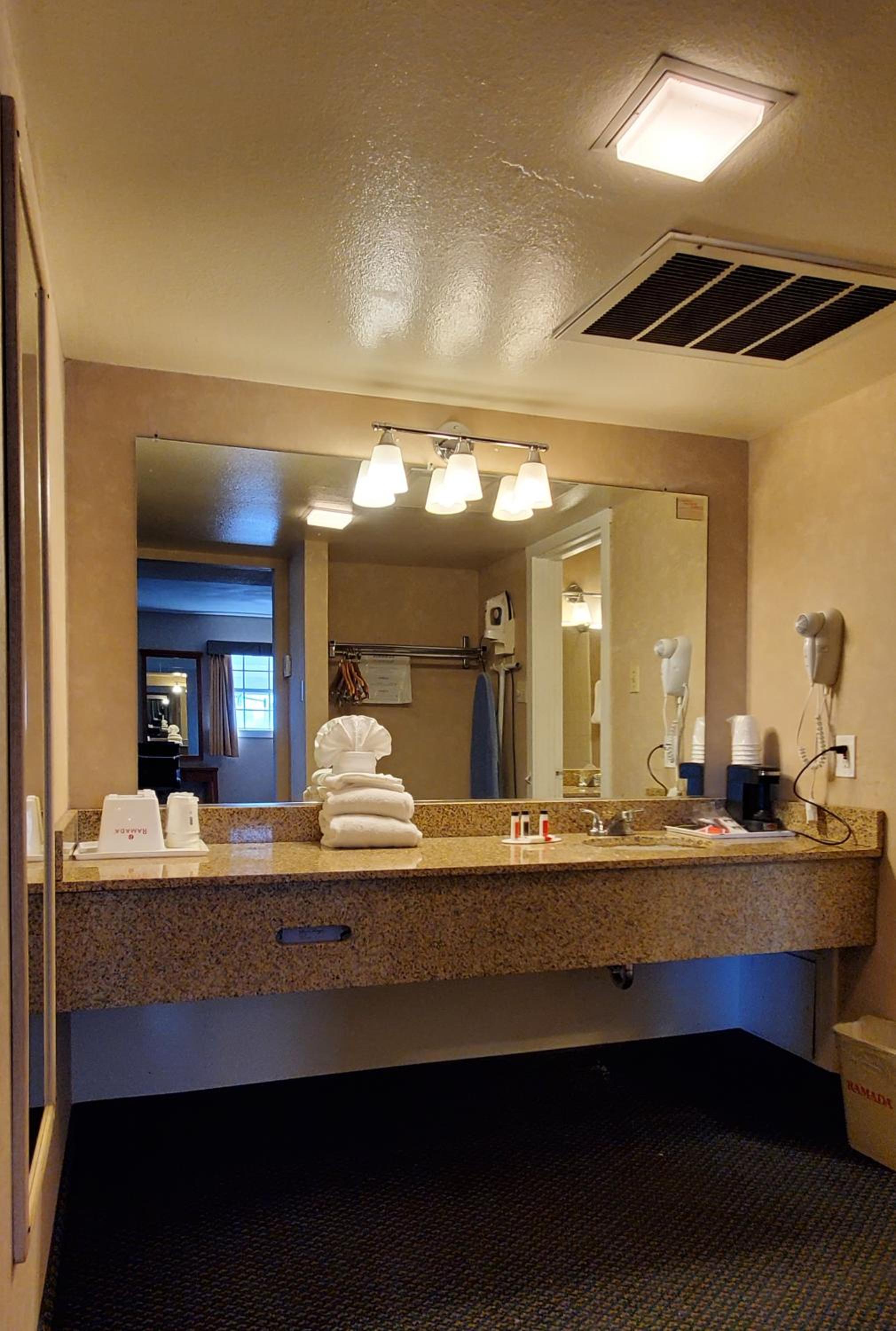 King Room, Non-Smoking - Photo 2