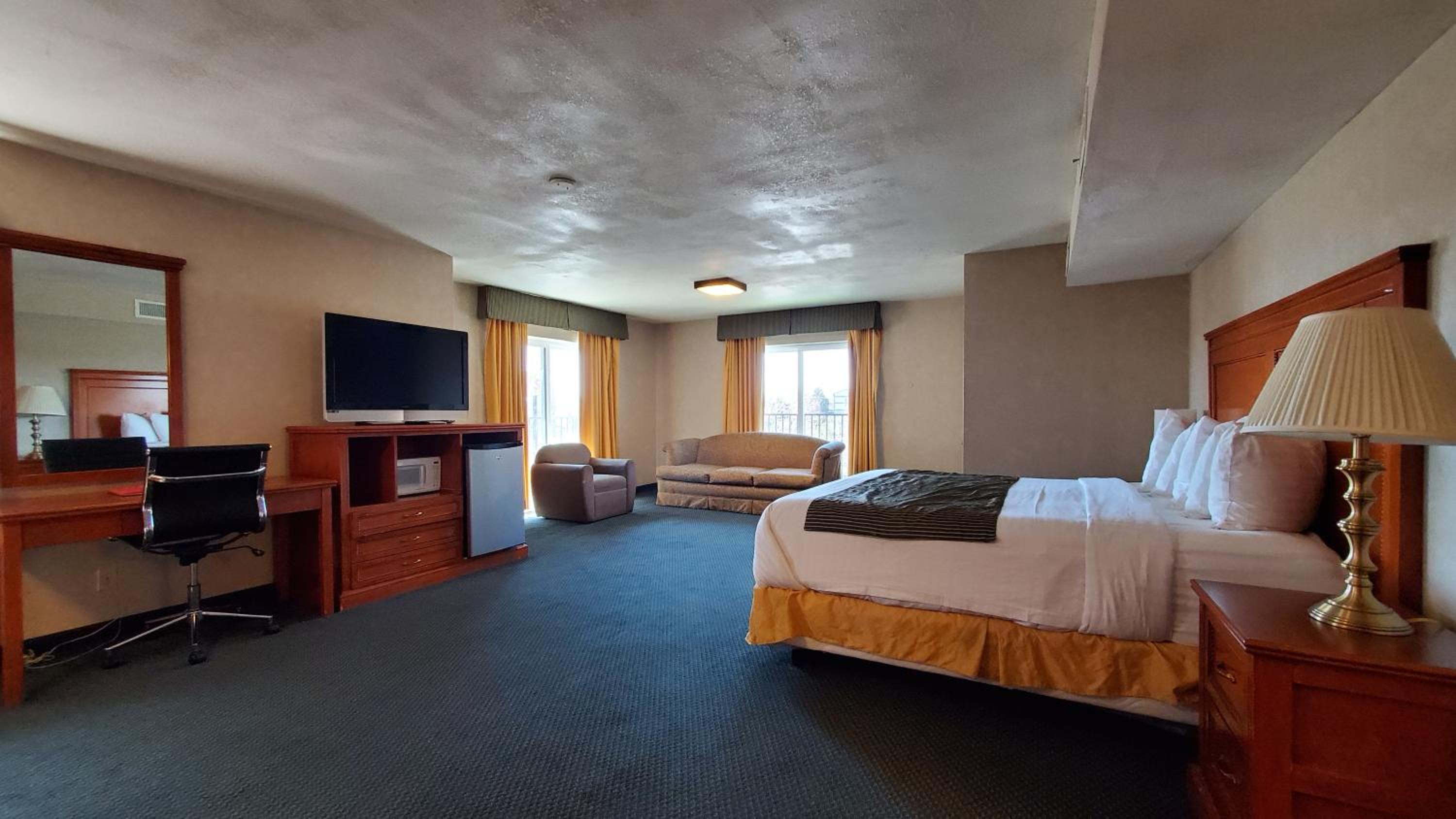 Studio Suite with 2 Queen Beds and 1 King Bed, Non-Smoking - Photo 1