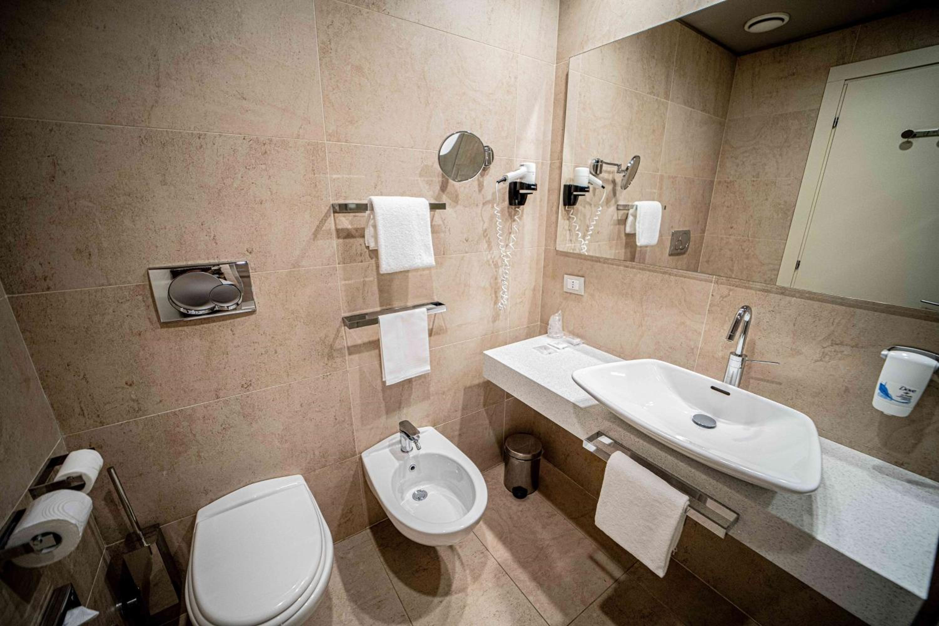 Standard Queen Room - Non-Smoking - Photo 5