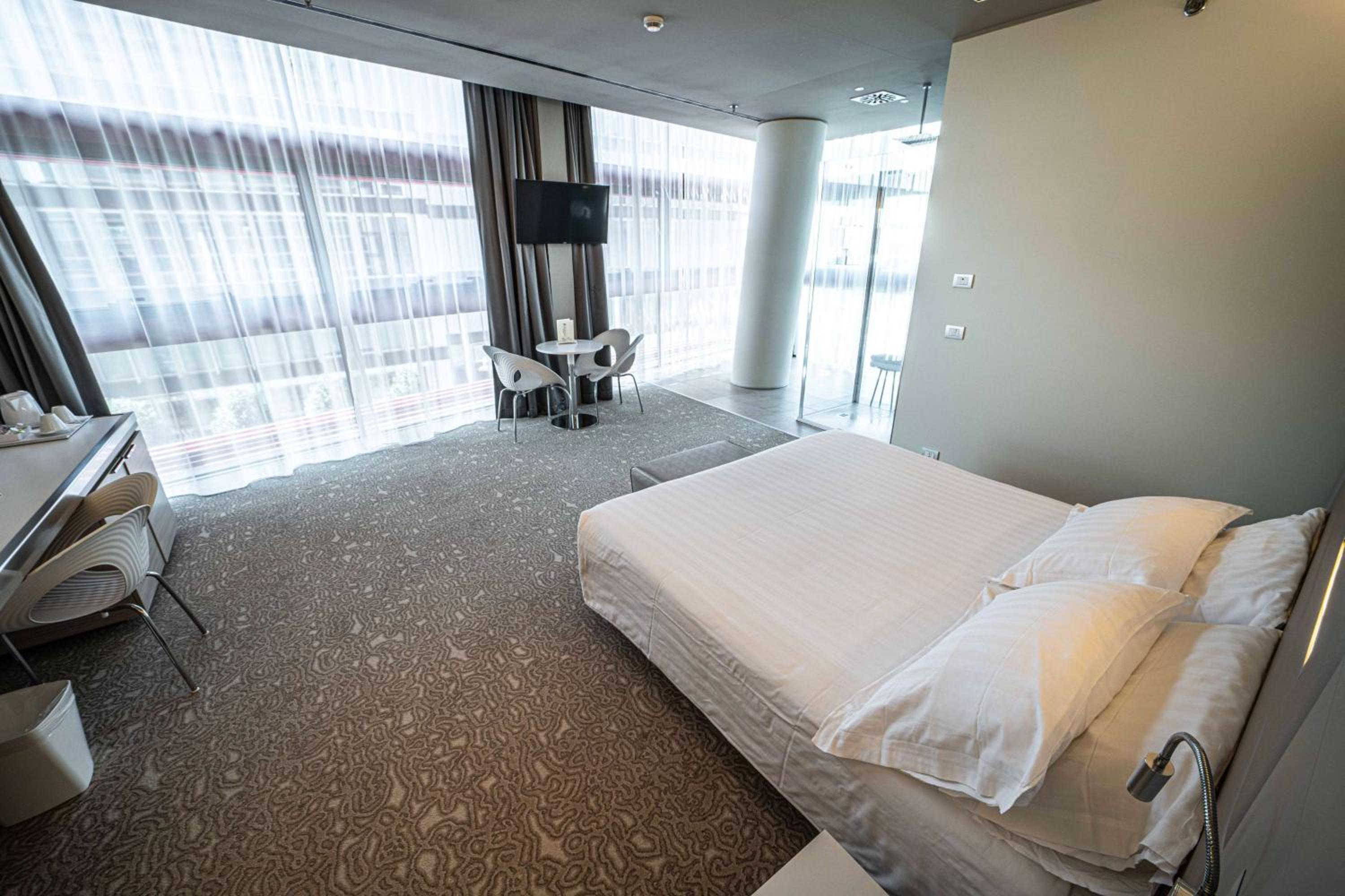 Superior King Room - Photo 5