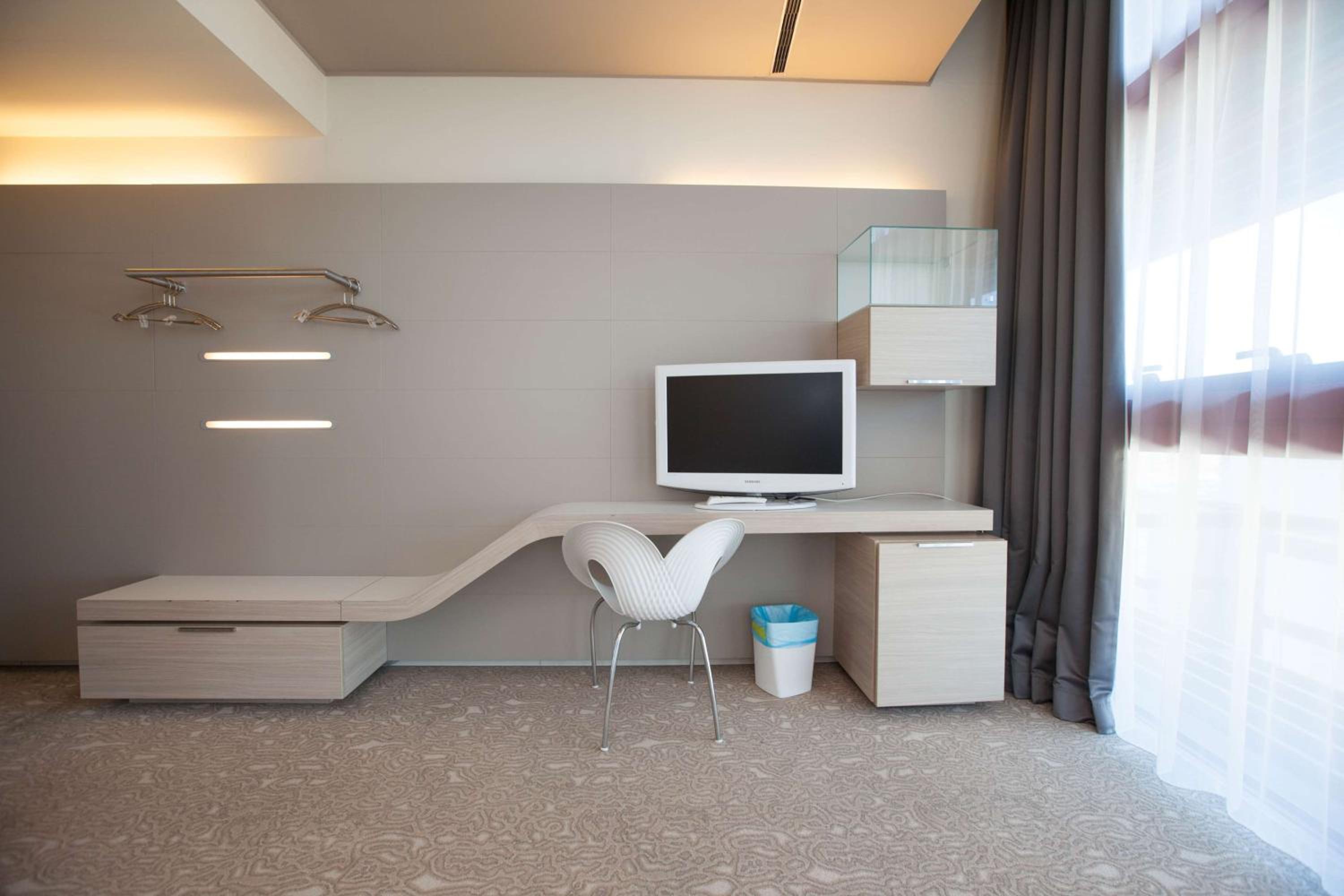 Superior King Room - Photo 7