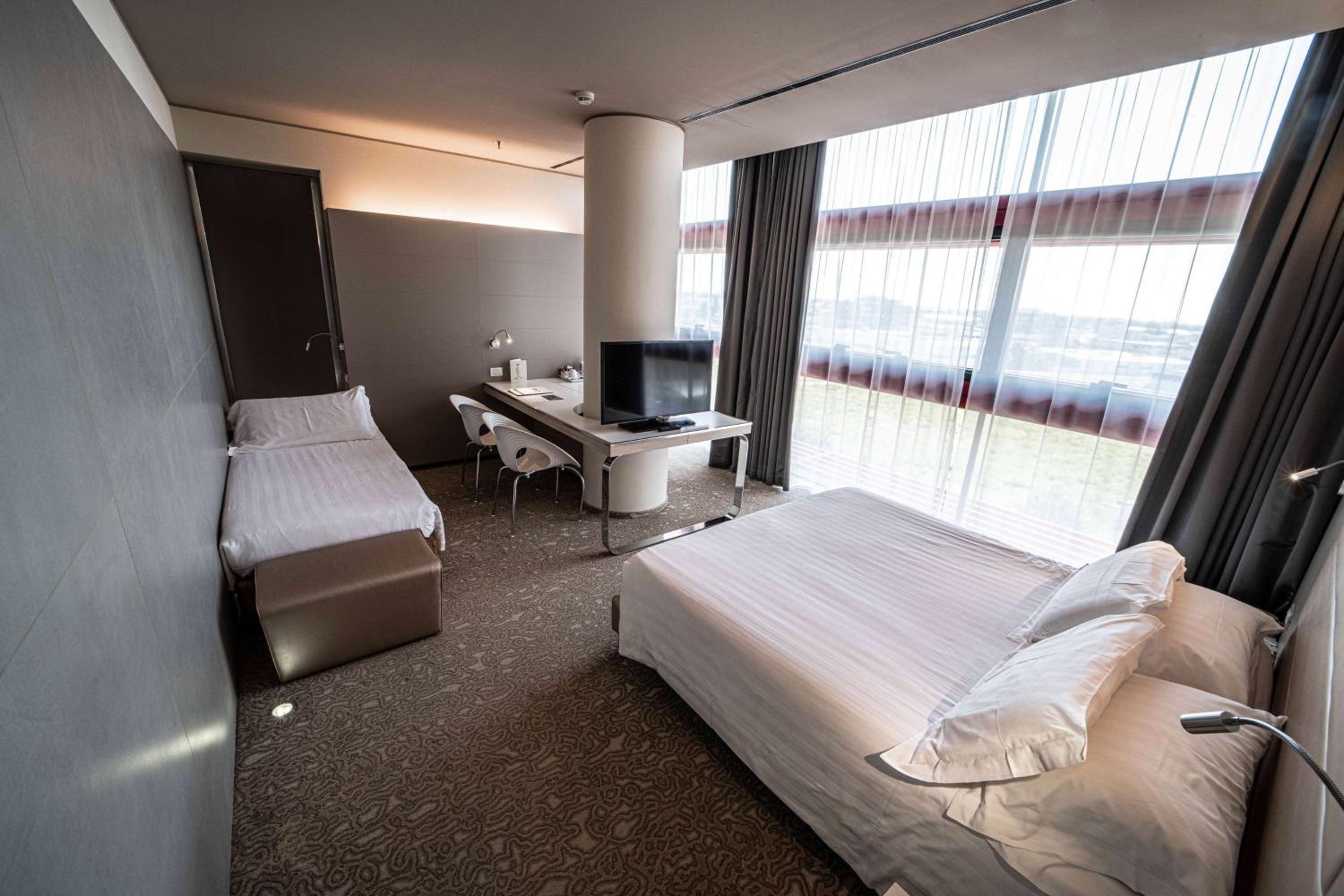 Comfort Queen Room with Extra Single Bed - Photo 1