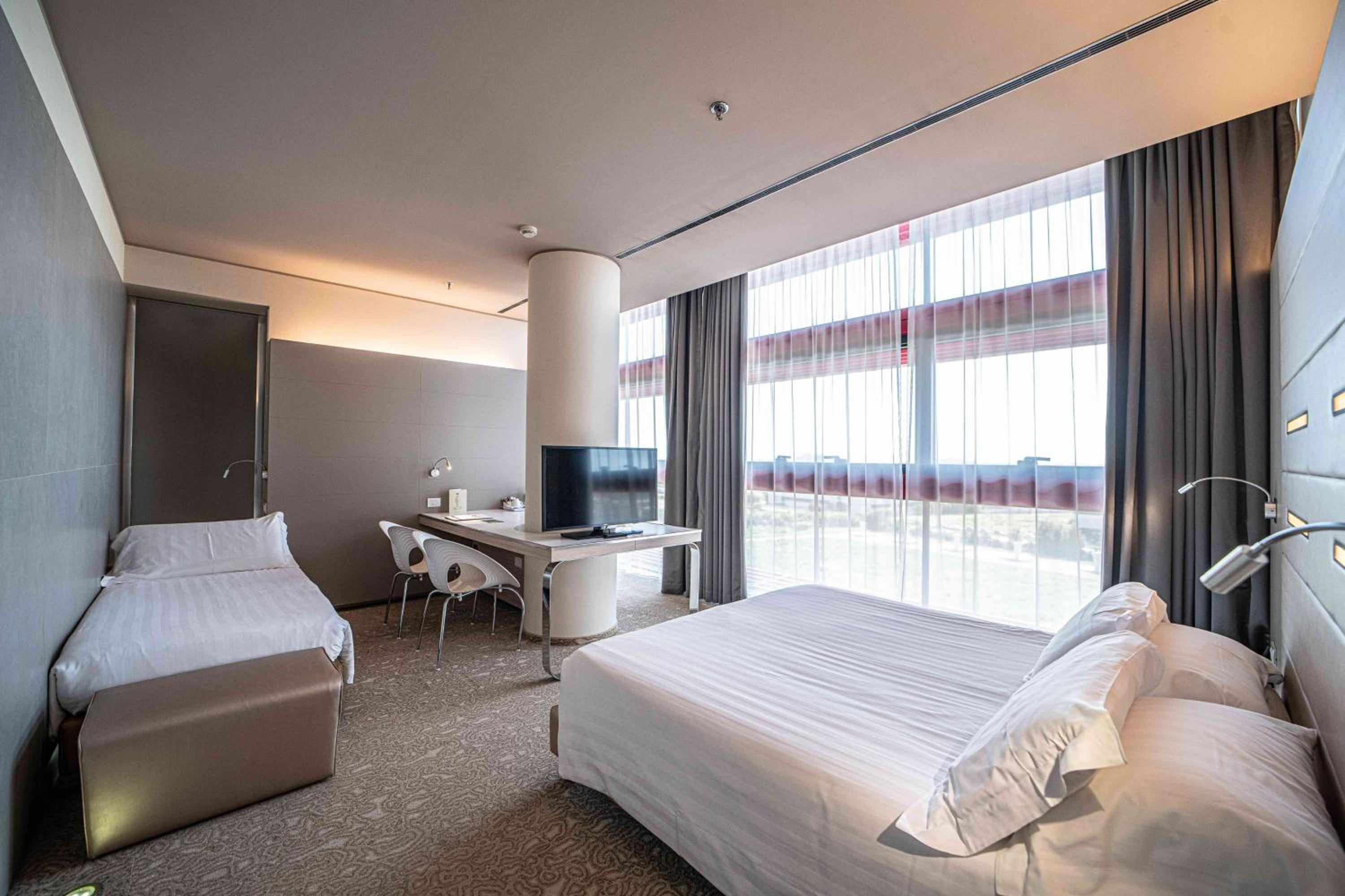 Comfort Queen Room with Extra Single Bed - Photo 2