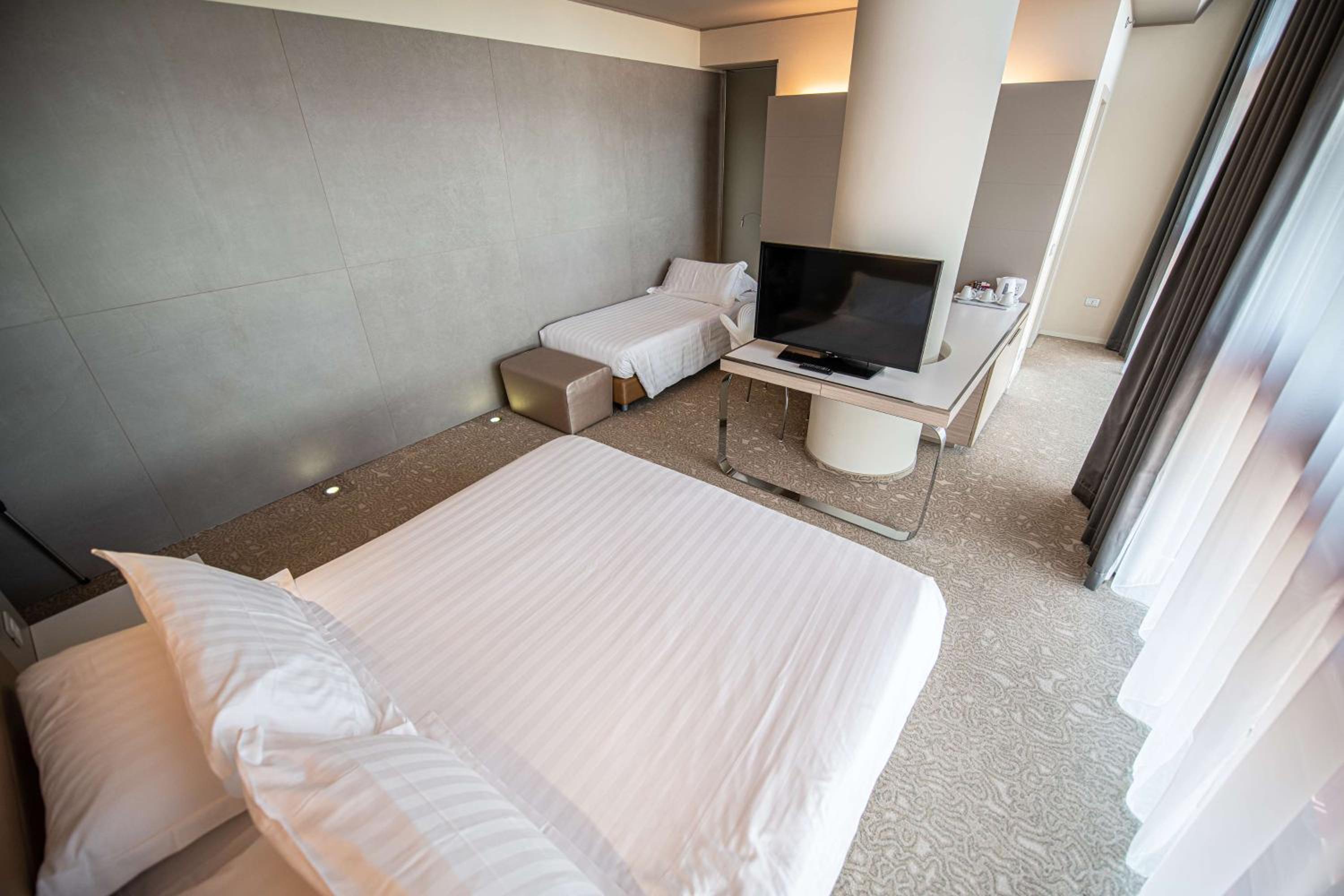 Comfort Queen Room with Extra Single Bed - Photo 6