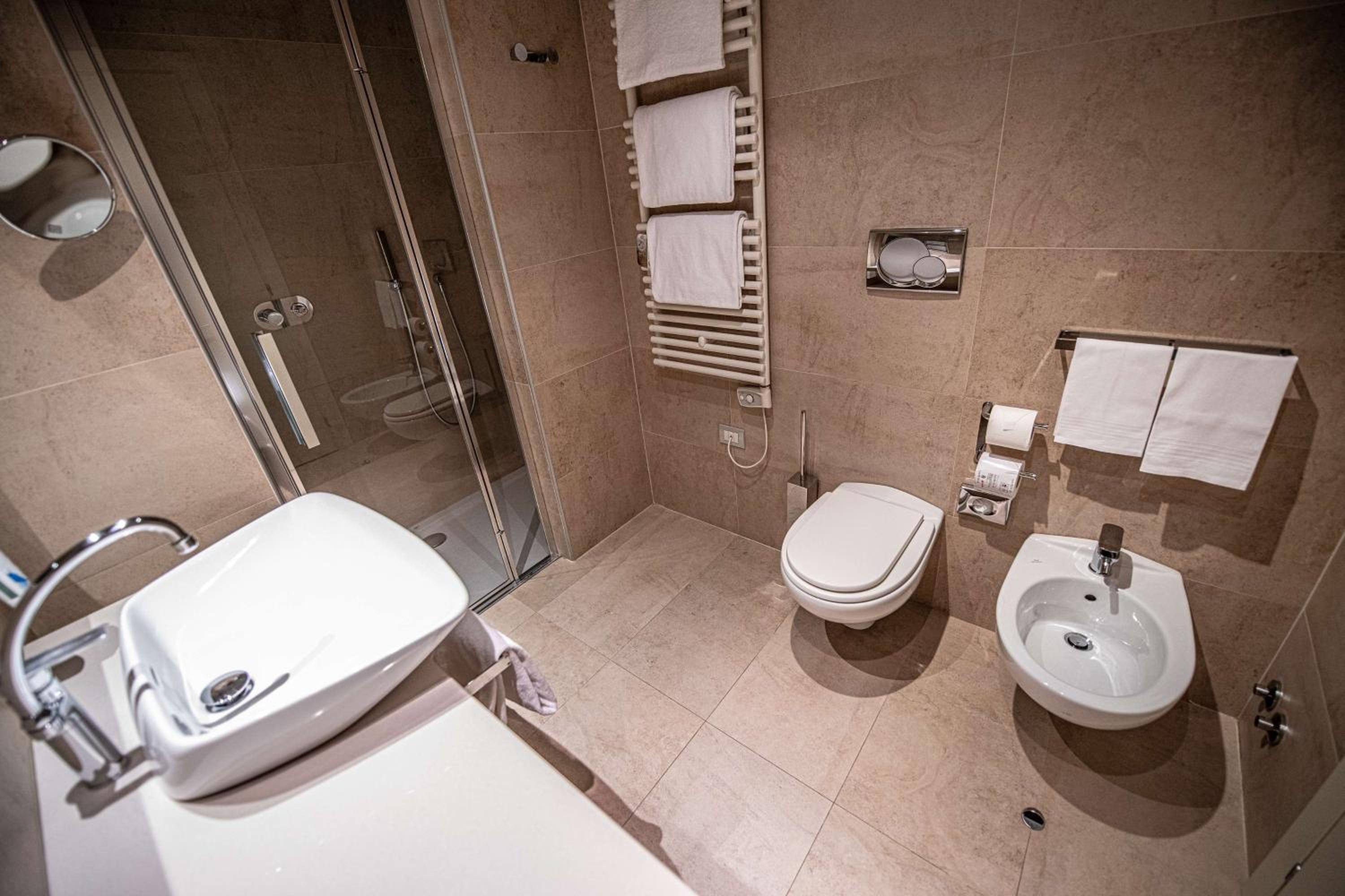 Comfort Queen Room with Extra Single Bed - Photo 7