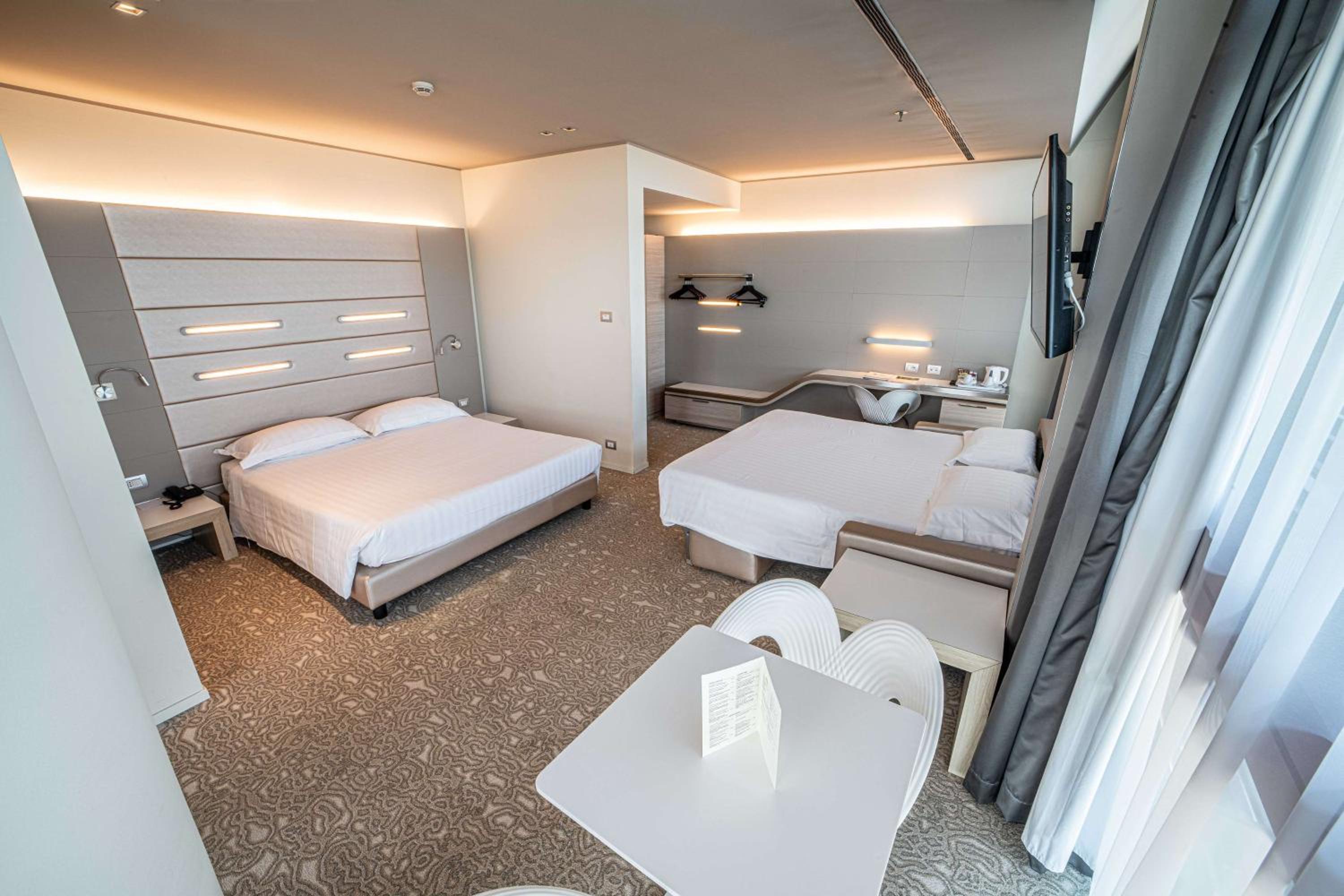 Comfort Queen Room with Extra Single Bed - Photo 3