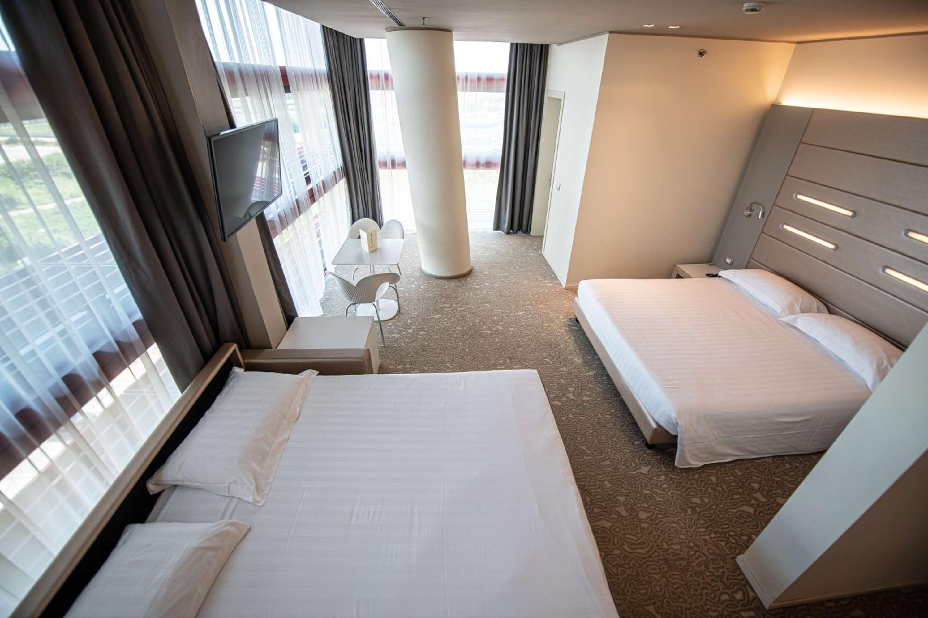 Comfort Queen Room with Extra Single Bed - Photo 5