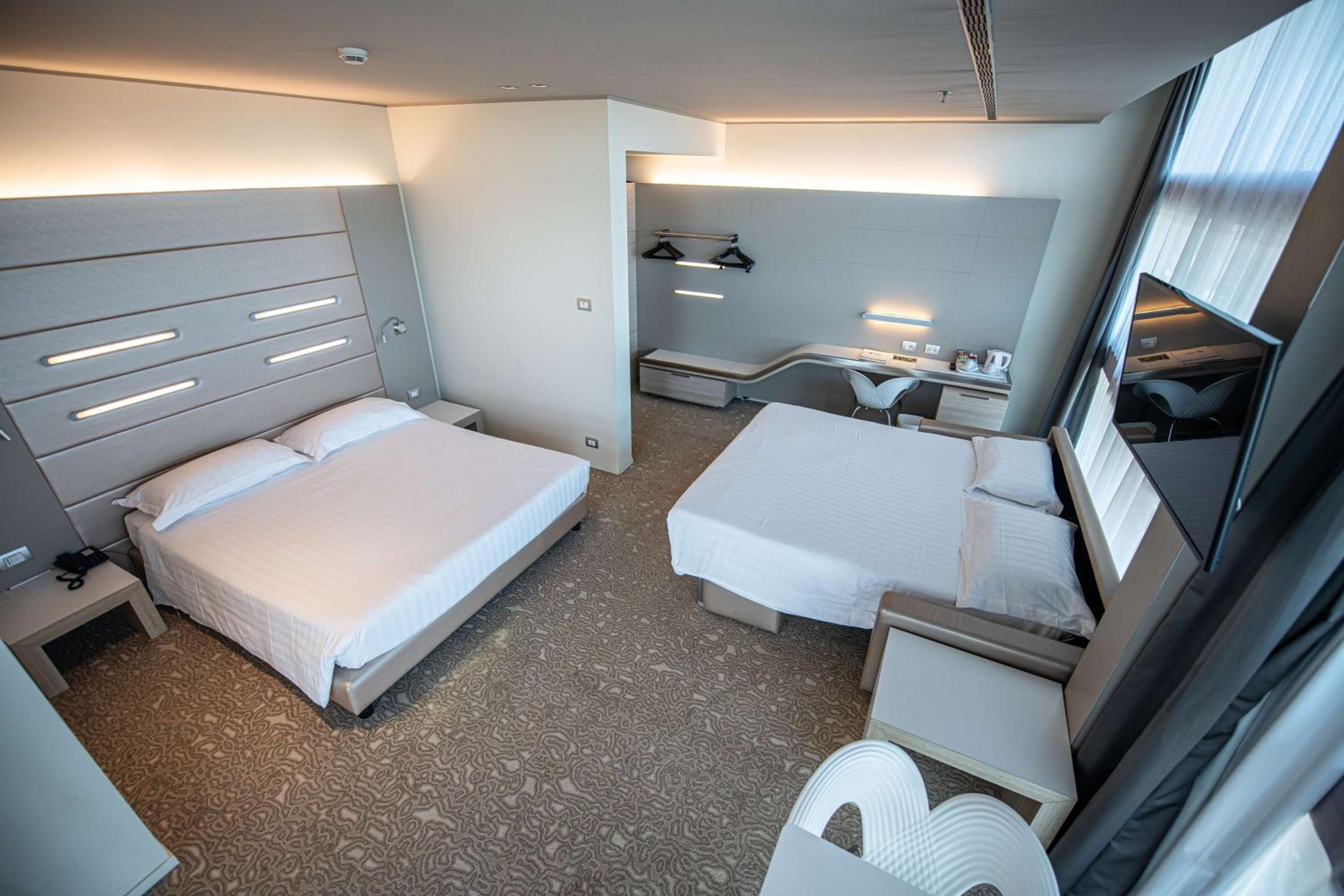 Comfort Queen Room with Extra Single Bed - Photo 4