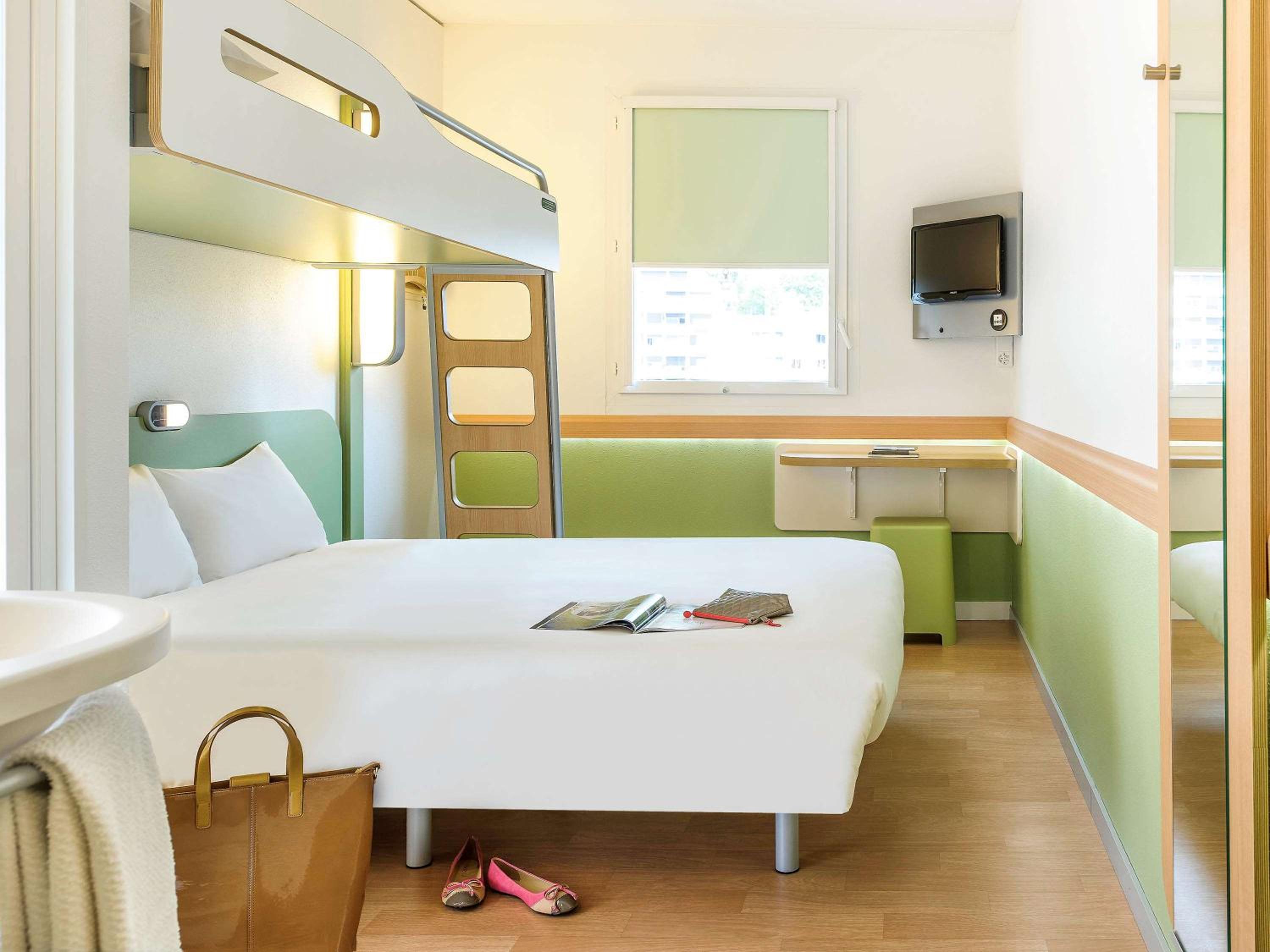 Double Room with Queen Bed photo 1