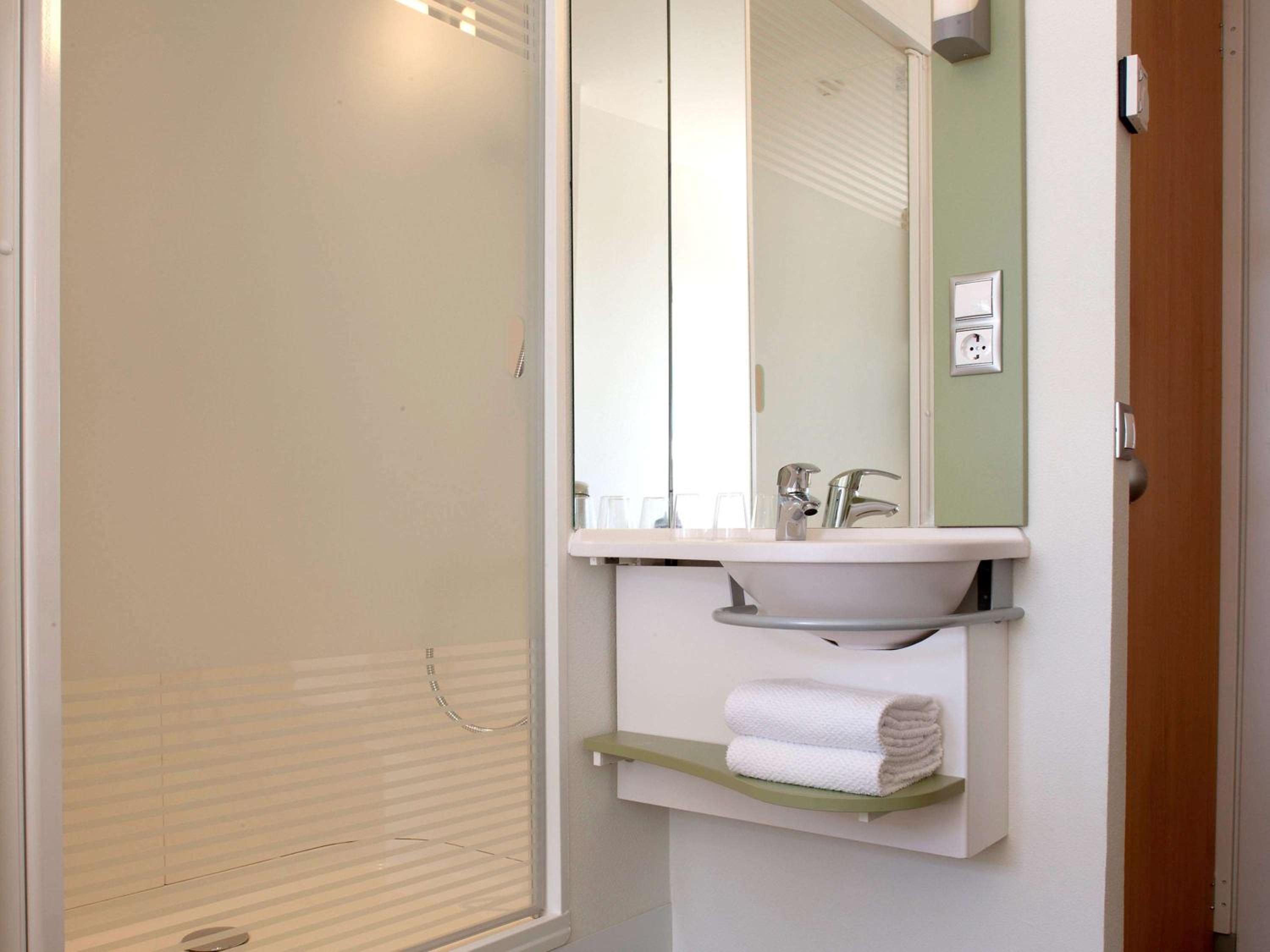 Standard Twin Room - Photo 6