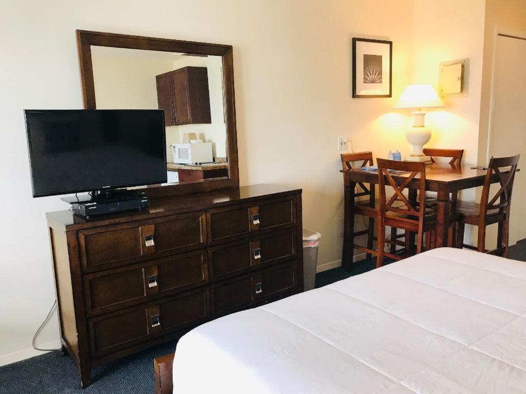 Queen Room with Pool View photo 1