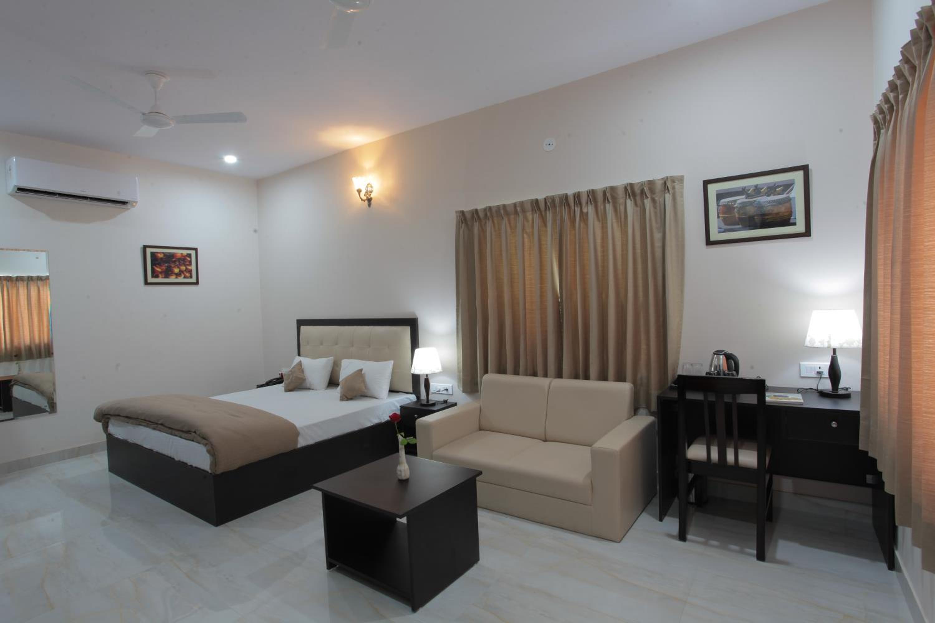 Deluxe Double Room with Balcony photo 1