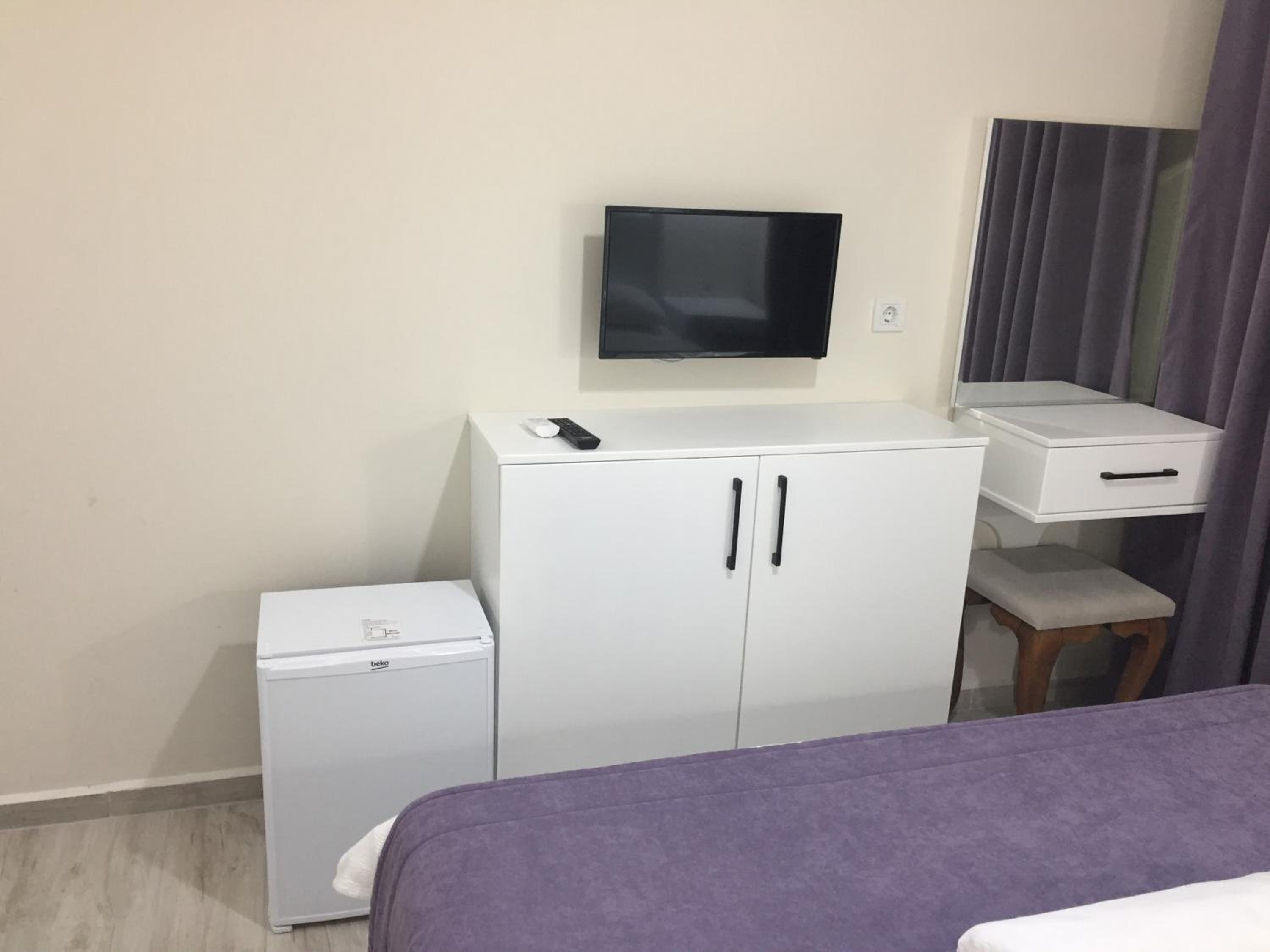 Double Room with Pool View - Photo 12