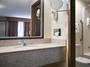 King Room with Roll-in Shower - Disability Access/Non-Smoking - Photo 5