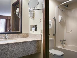 King Room with Bath Tub - Disability Access/Non-Smoking  - Photo 4