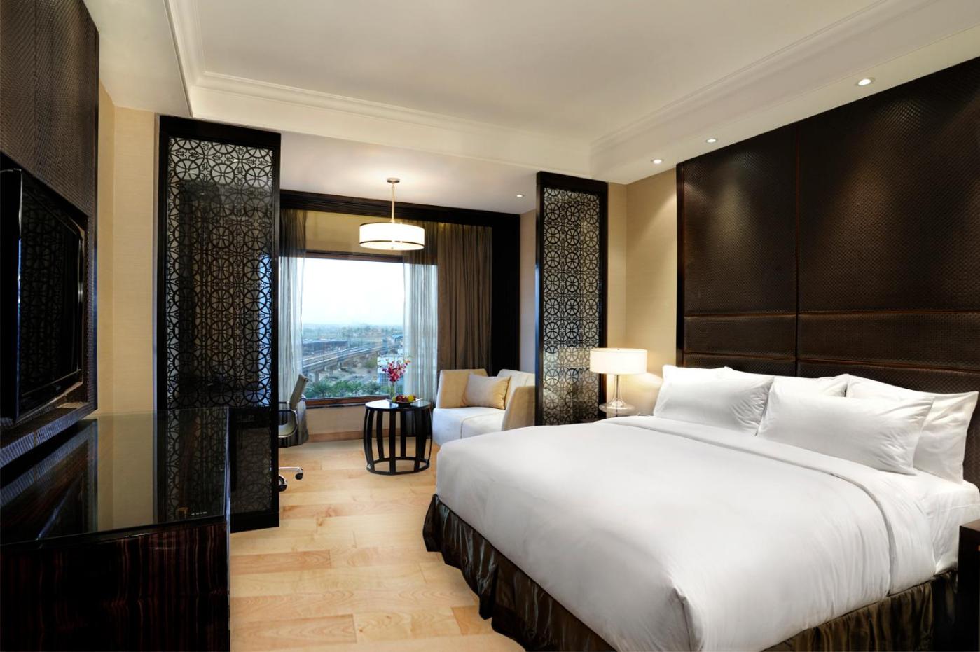 Standard King Room with Pool View - Smoking - Photo 2
