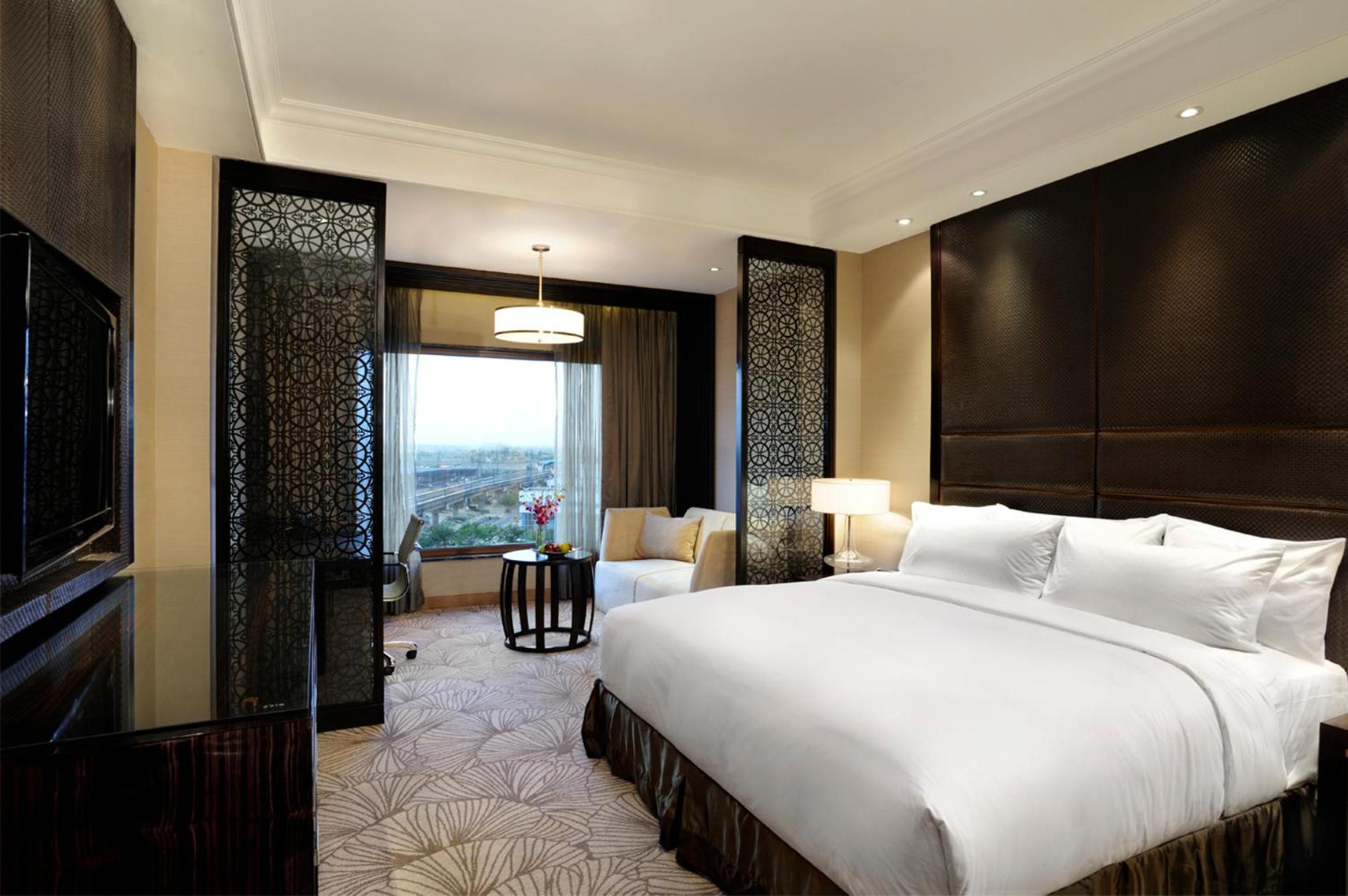 Standard King Room with Lounge Access - Photo 1