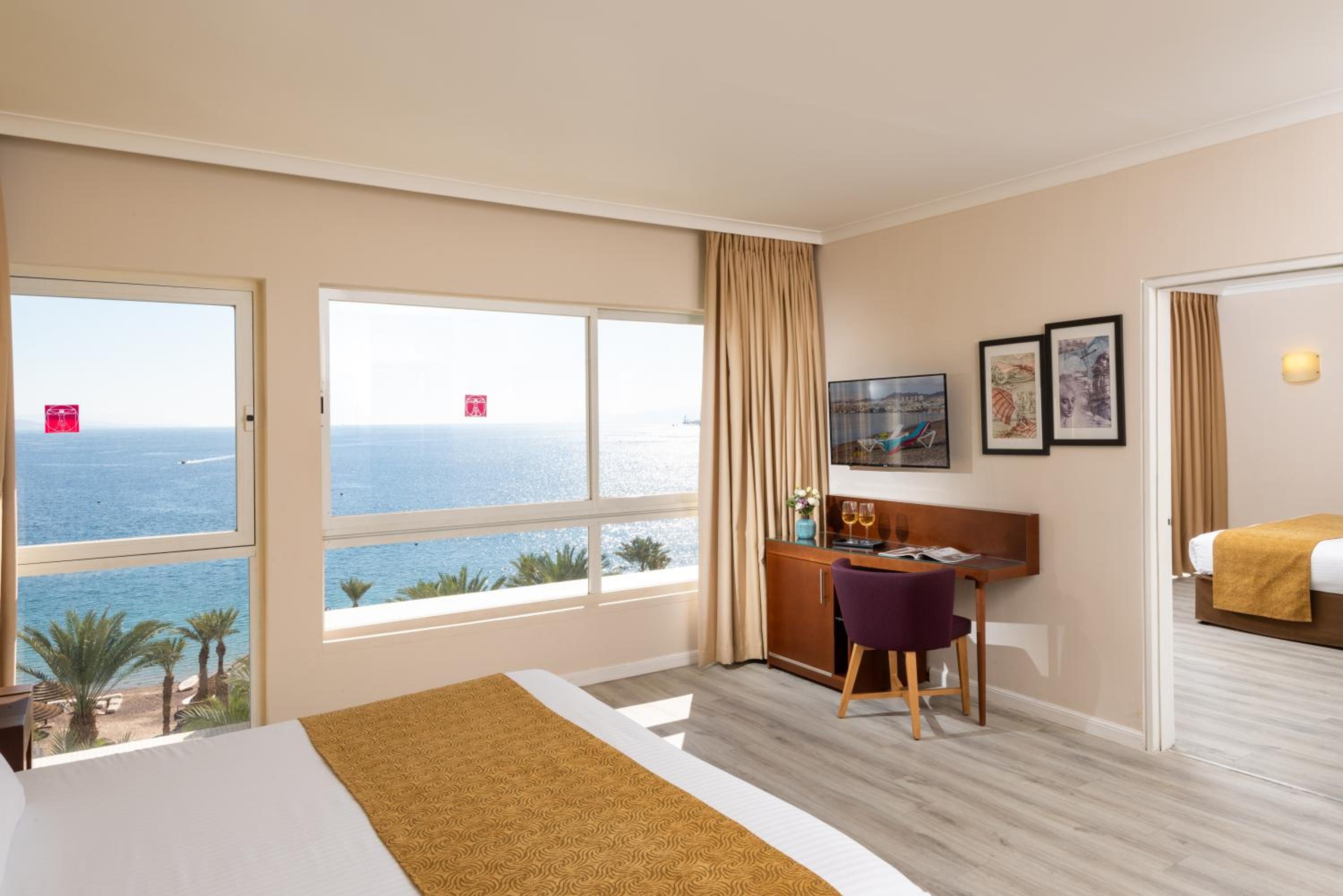 מלון לאונרדו פלאזה אילת — Junior Suite with Sea View and Executive Lounge Access