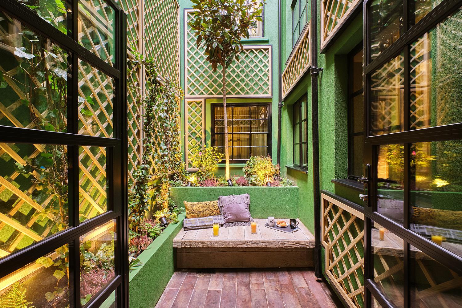 Feature Courtyard photo 2