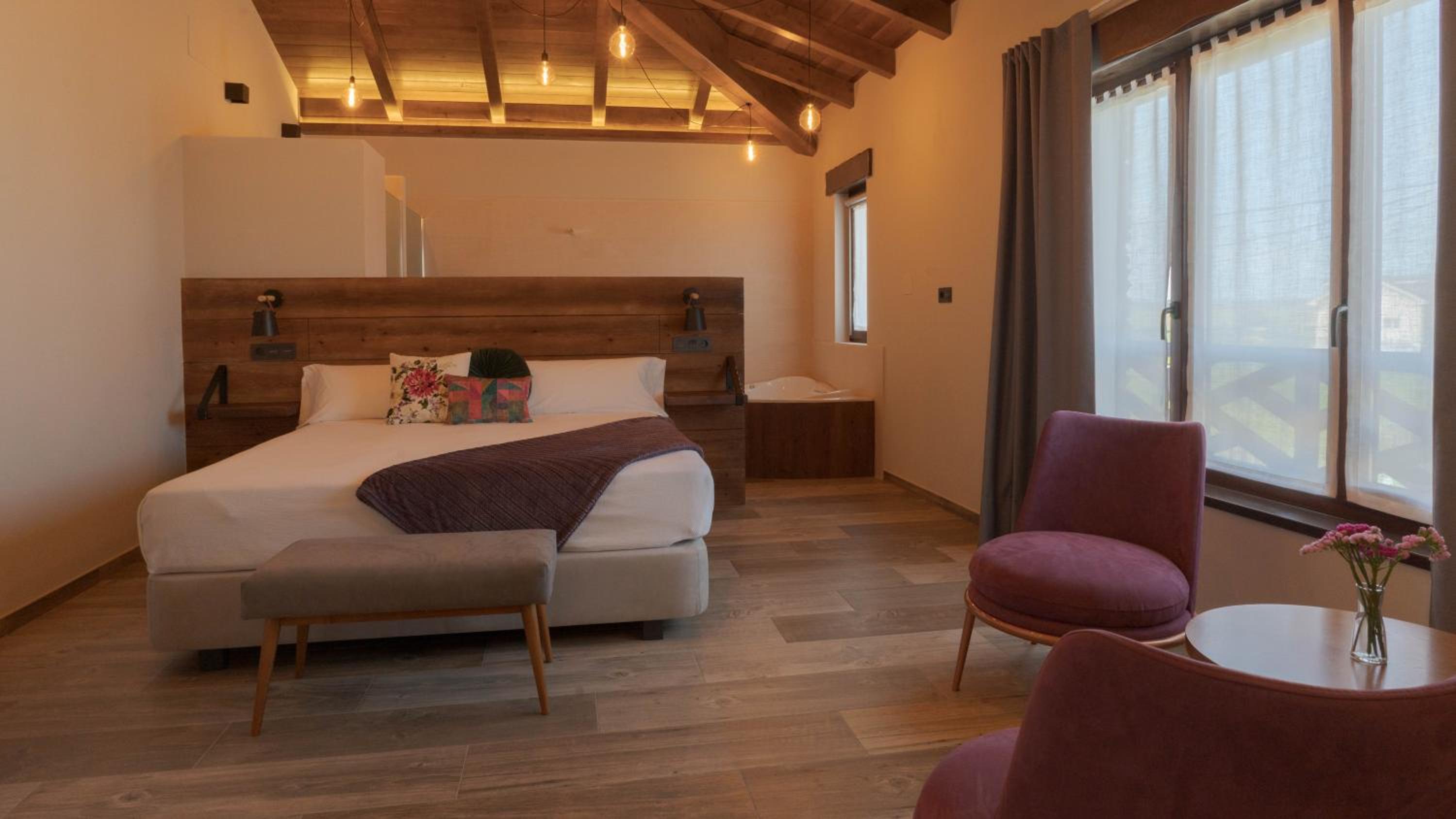 Deluxe Suite with Spa Bath - Photo 11