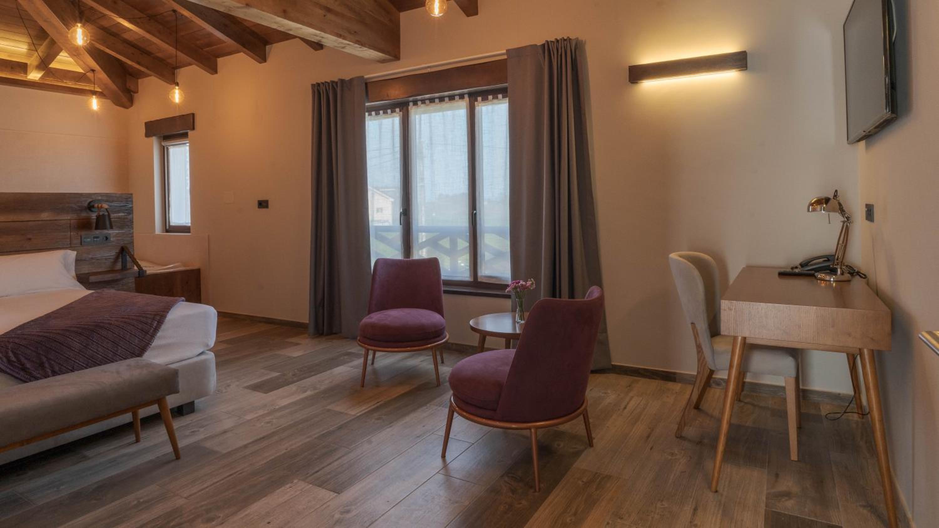 Deluxe Suite with Spa Bath - Photo 10