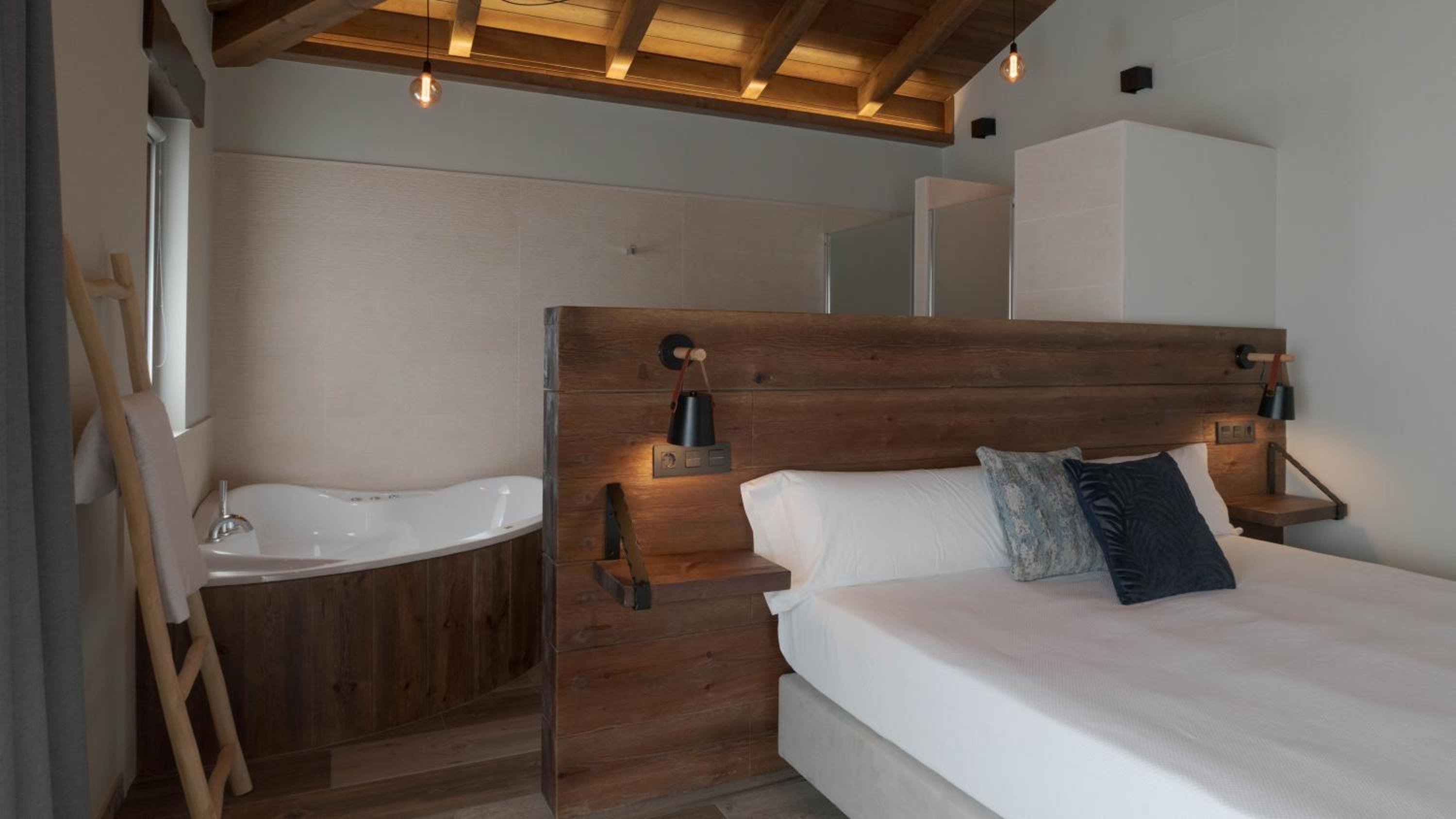 Deluxe Suite with Spa Bath - Photo 9