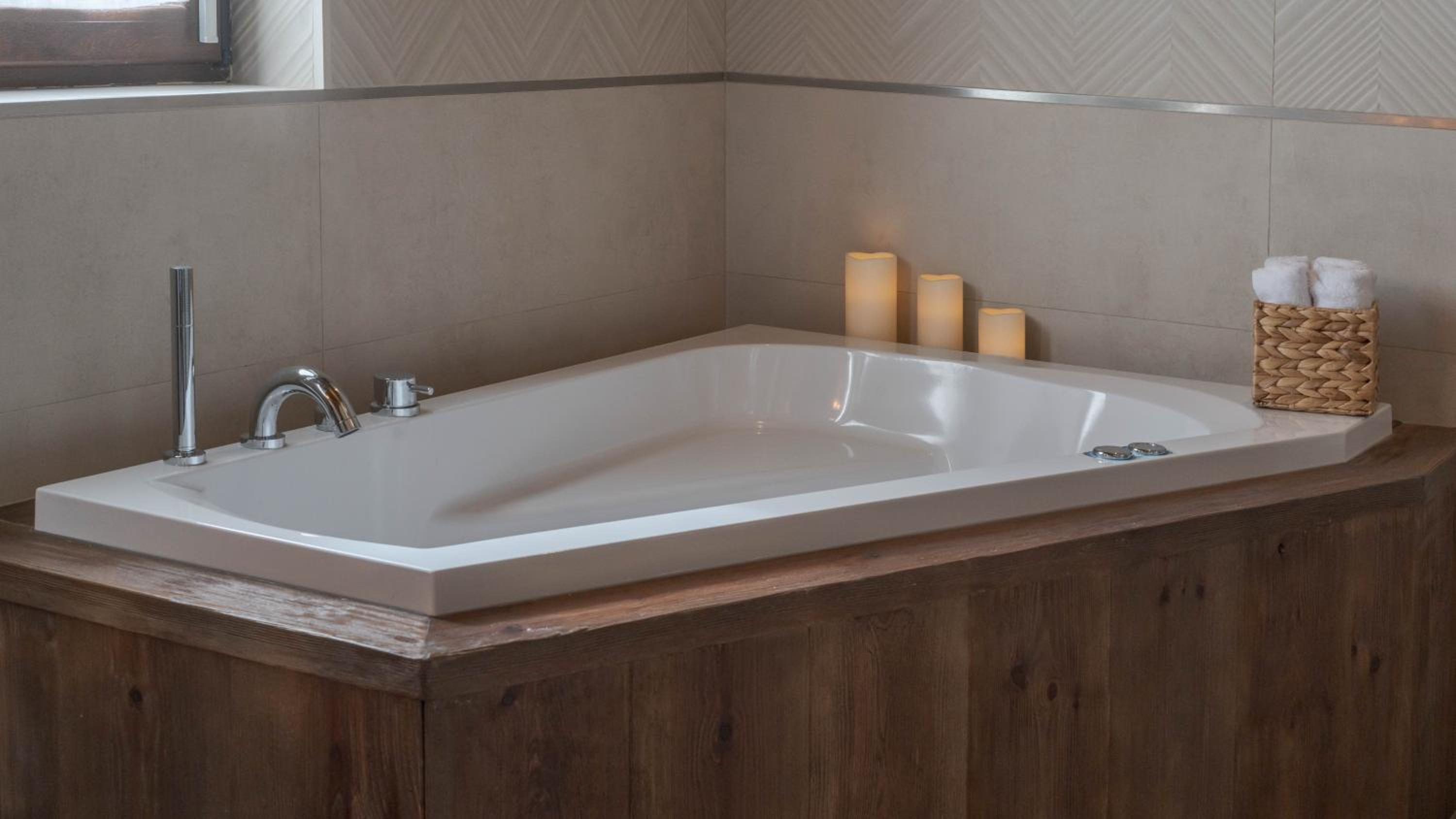 Deluxe Suite with Spa Bath - Photo 2