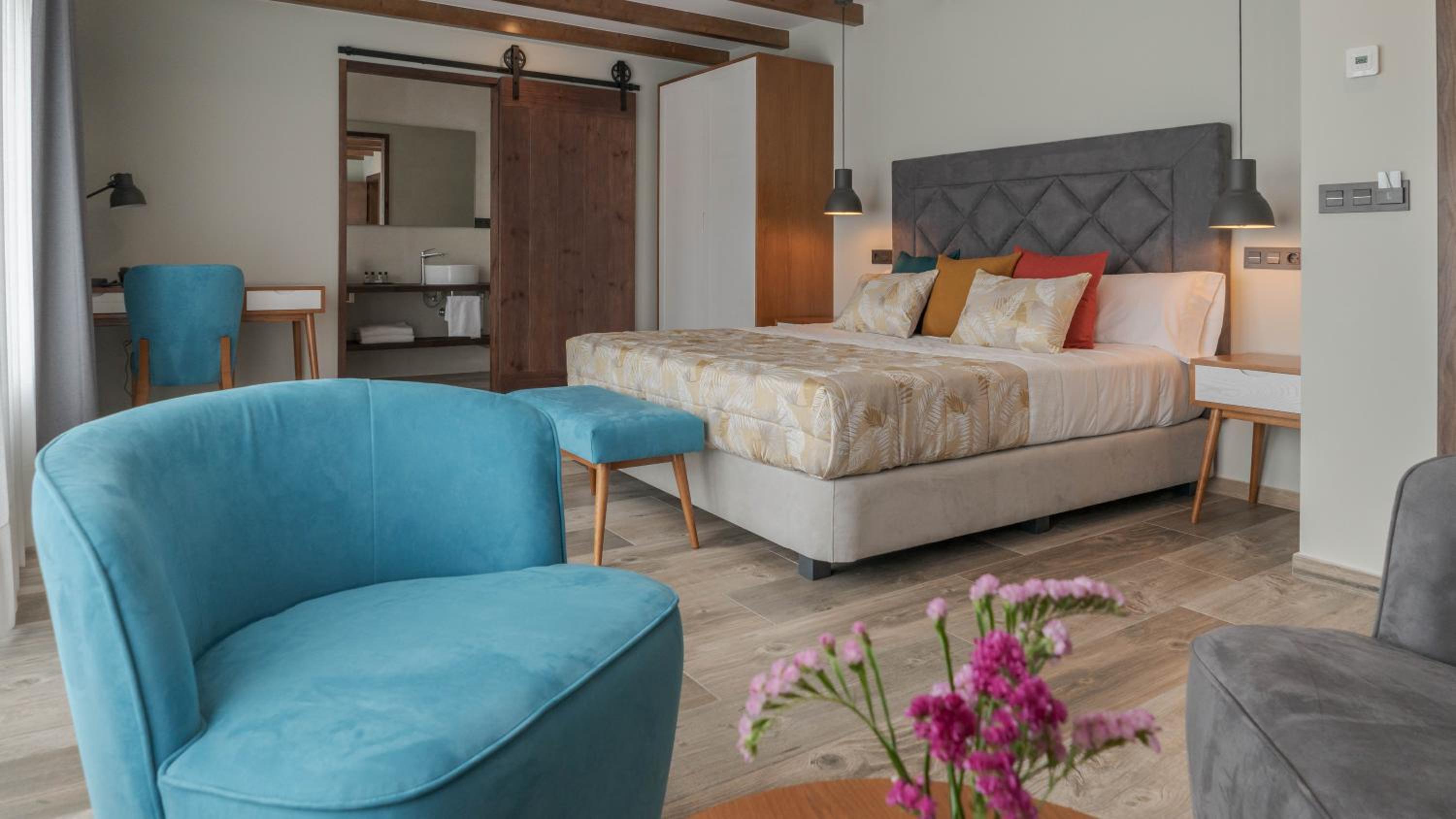 Deluxe King Room - Photo 2