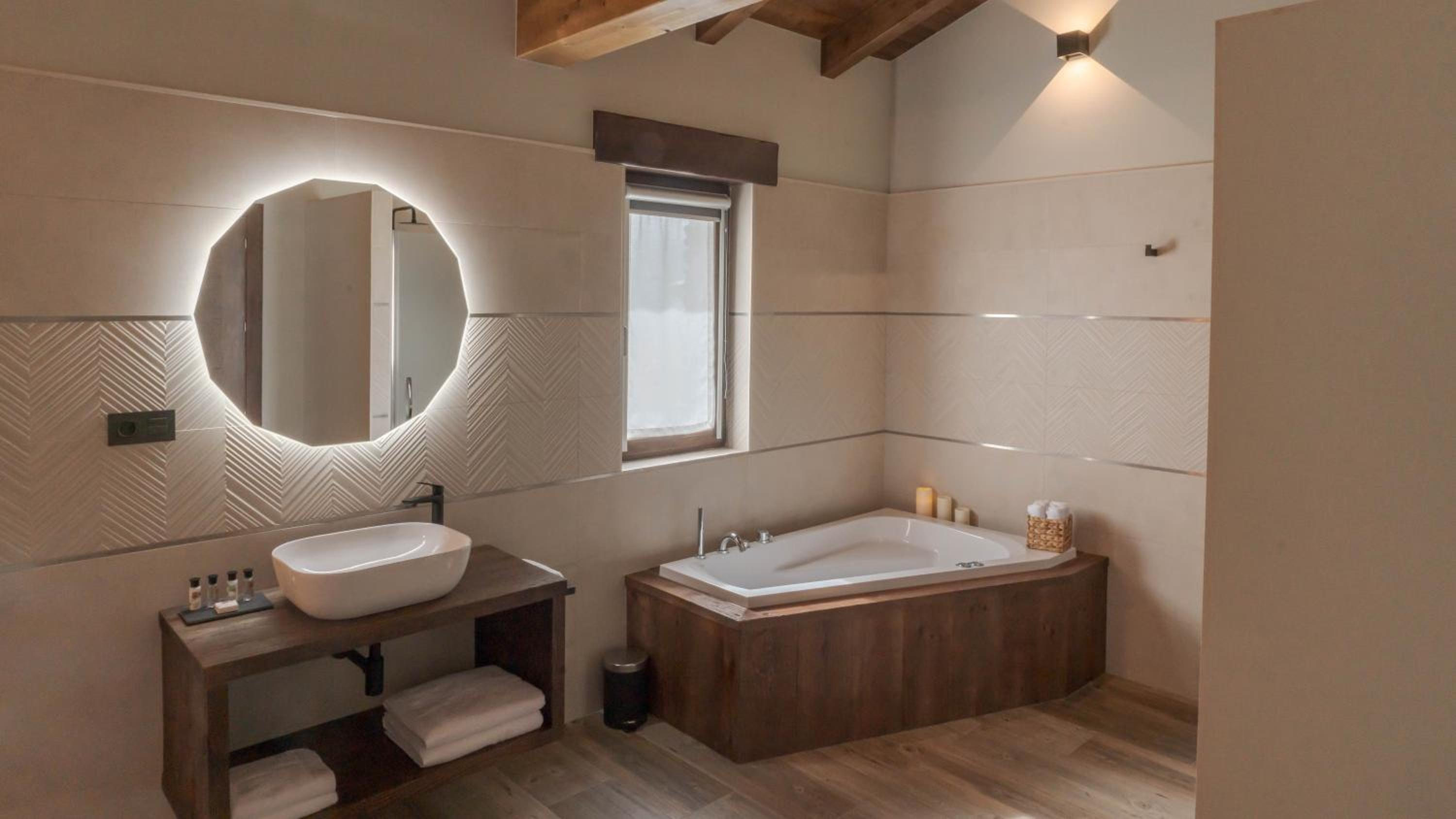 Deluxe Suite with Spa Bath - Photo 4