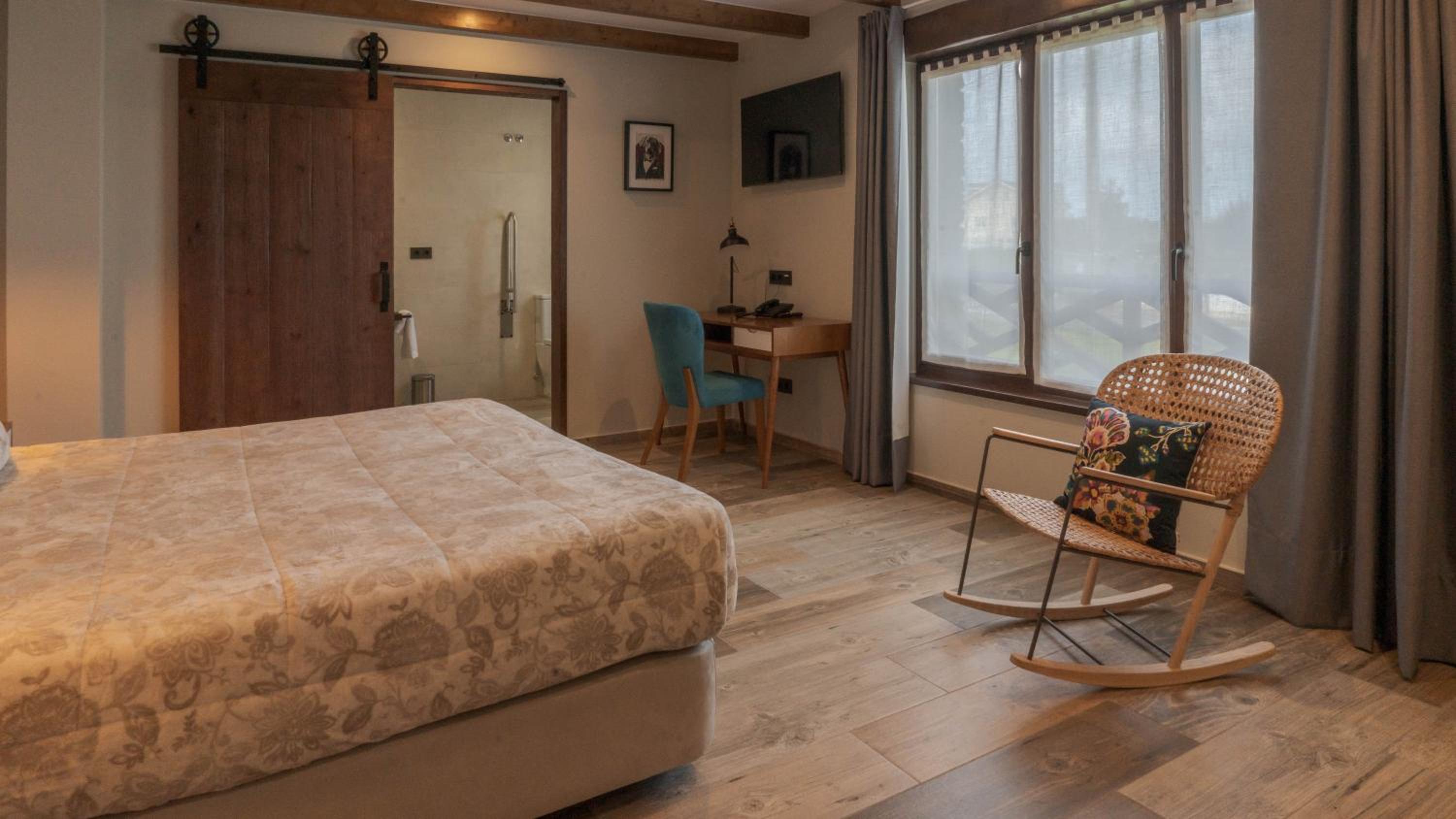 Deluxe King Room - Photo 5