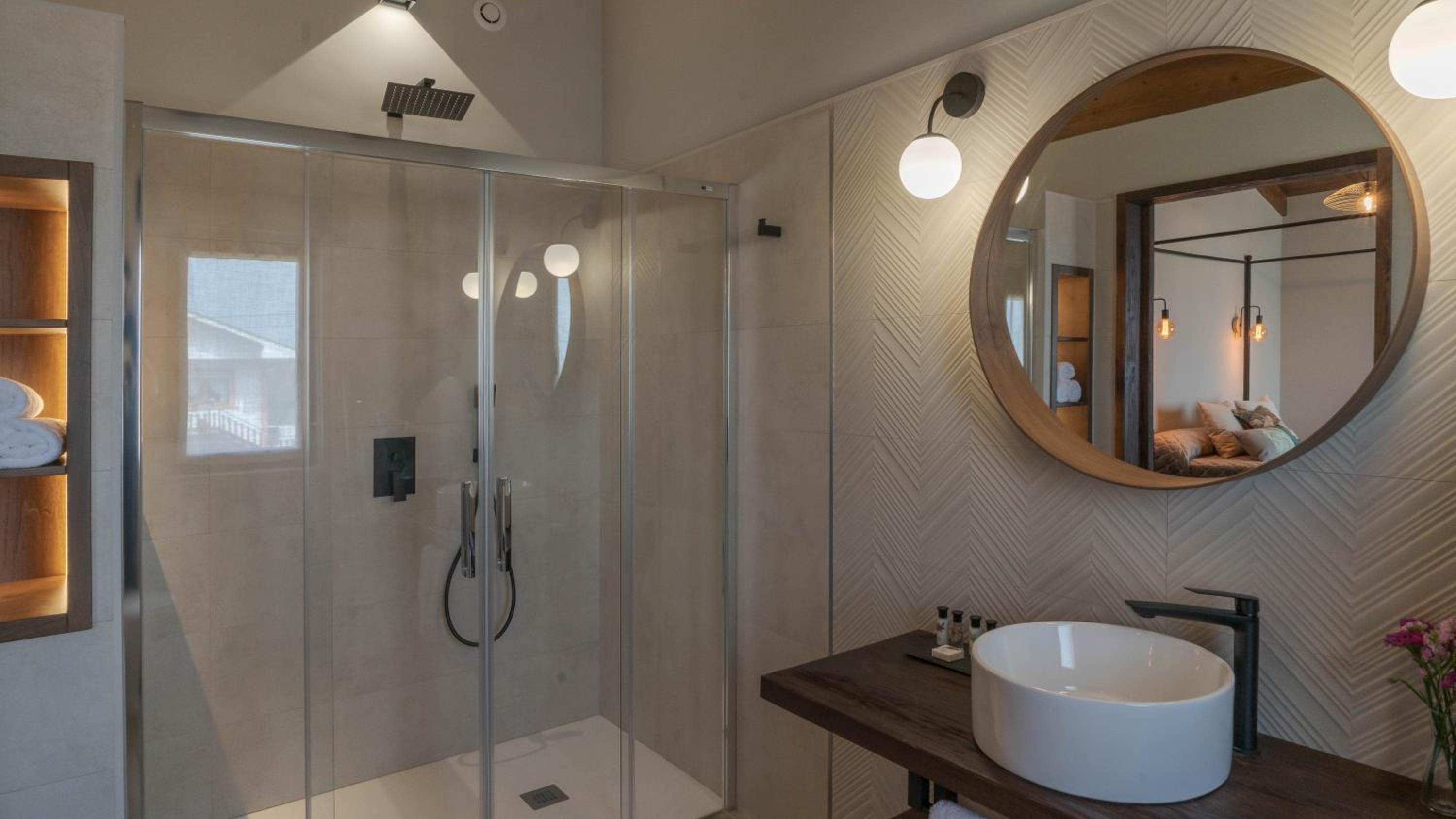 Deluxe King Room - Photo 10