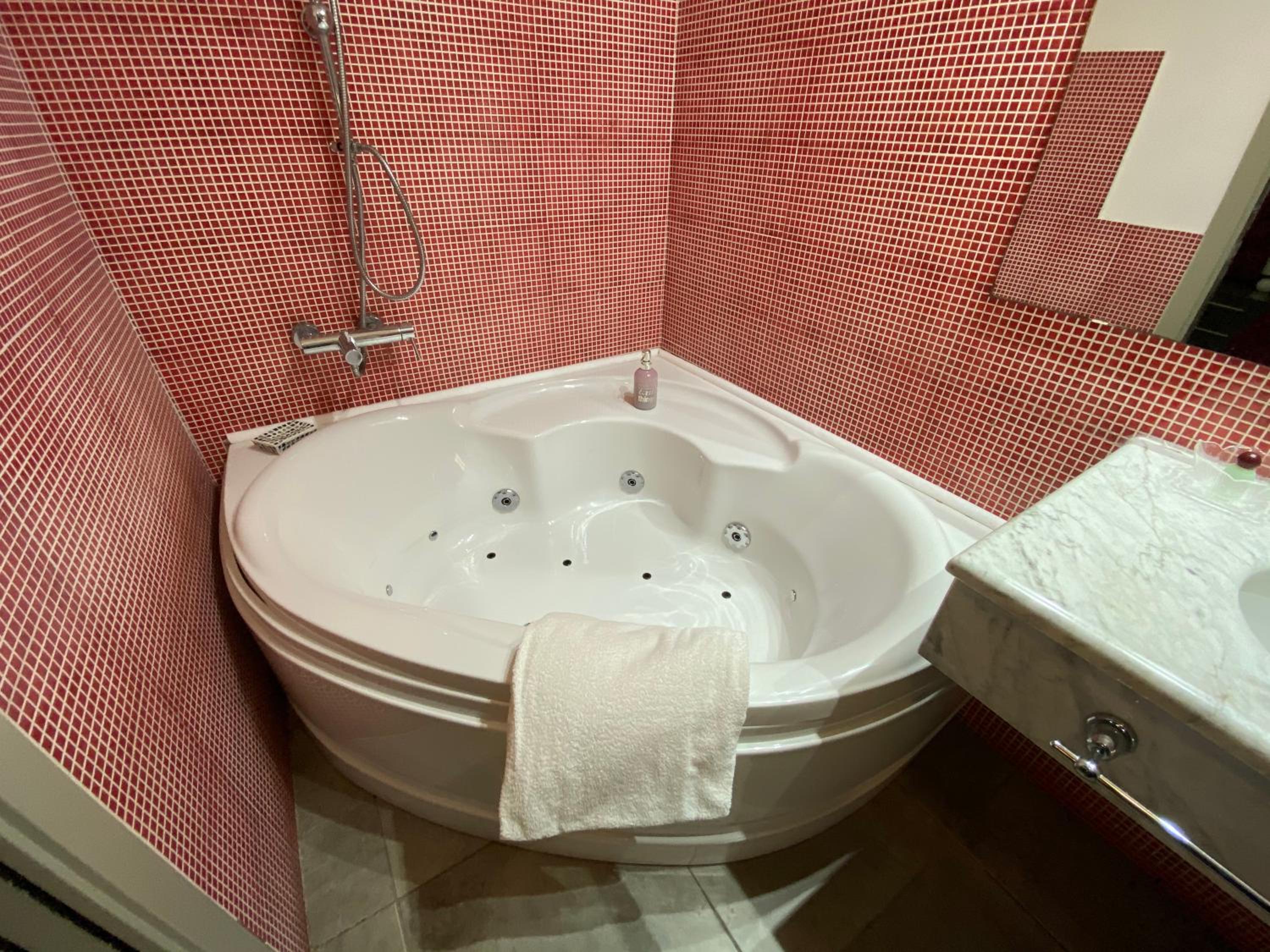 Queen Room with Spa Bath - Photo 12