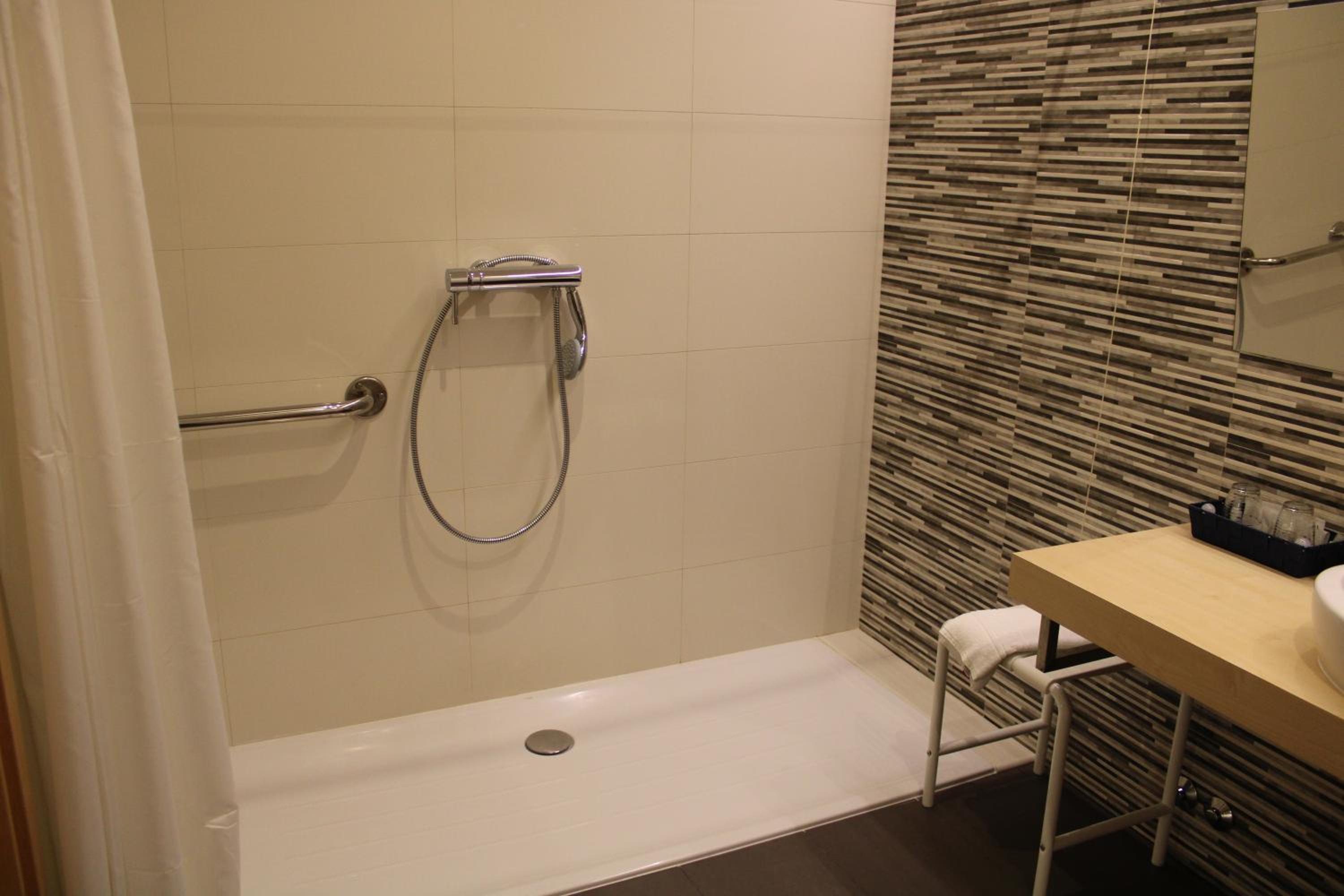 Twin Room - Disability Access photo 2