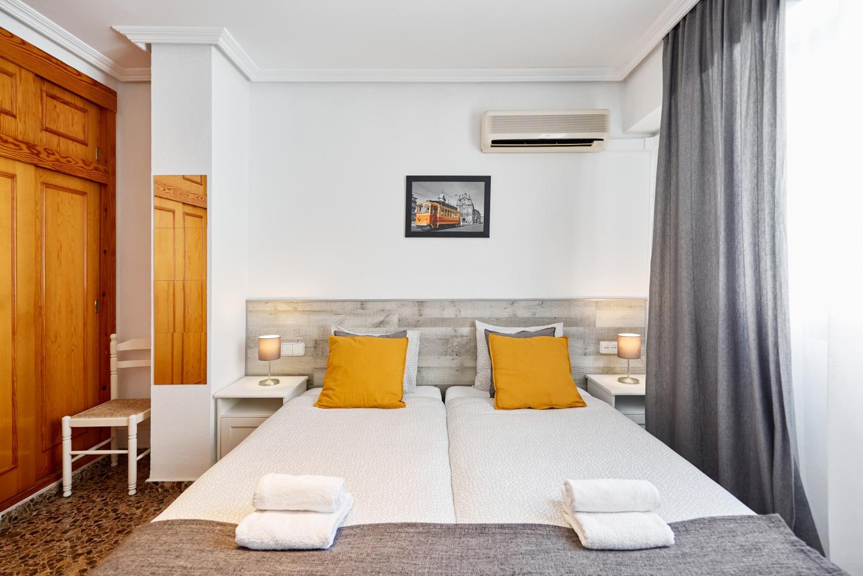 Double or Twin Room with Private Bathroom - Photo 9