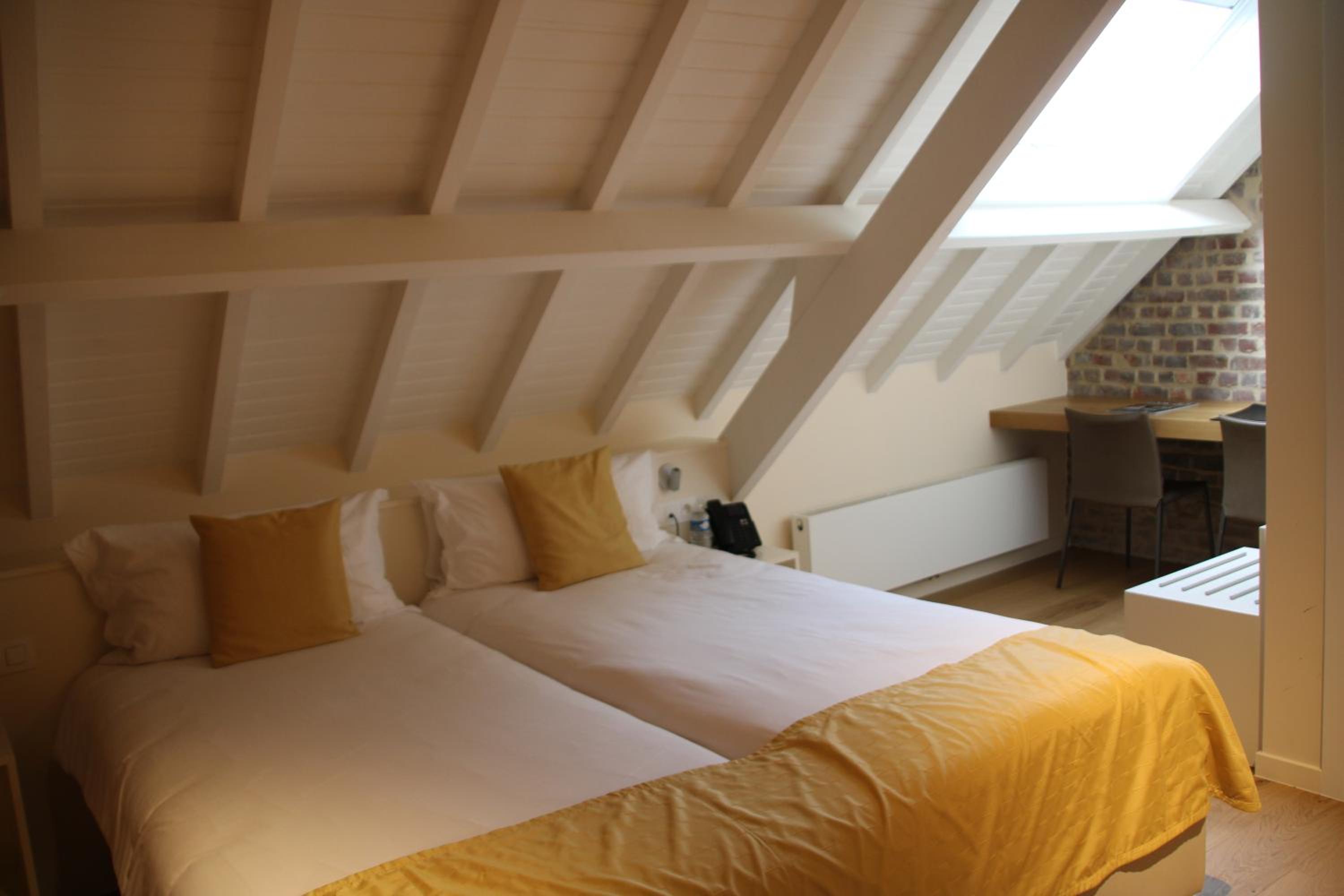 Standard Double Room - Photo 12