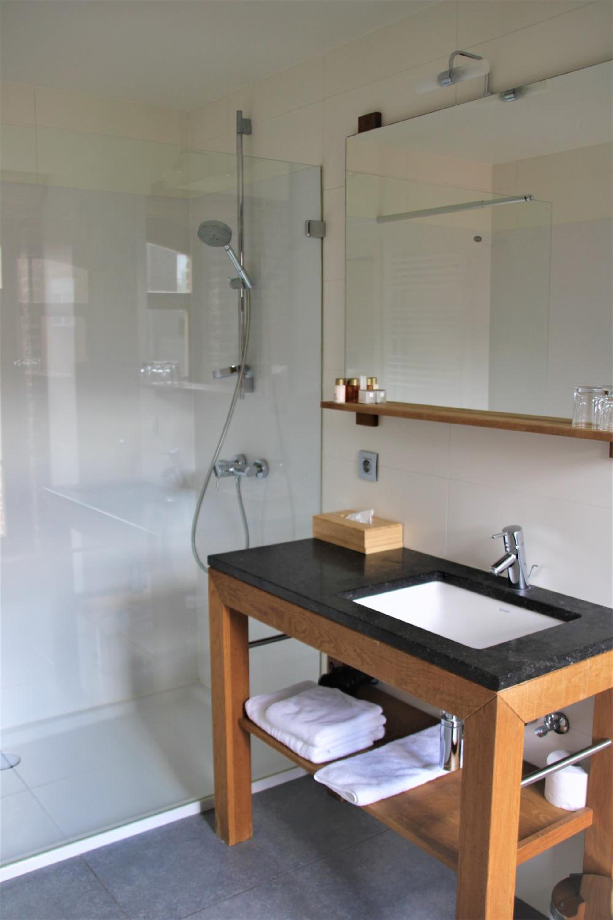 Standard Double Room - Photo 9