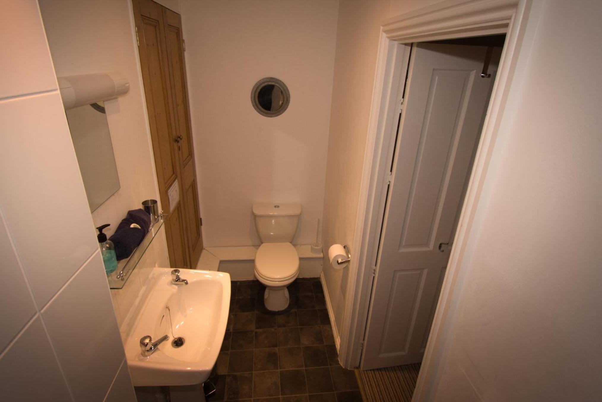 Apartment with Shower photo 2