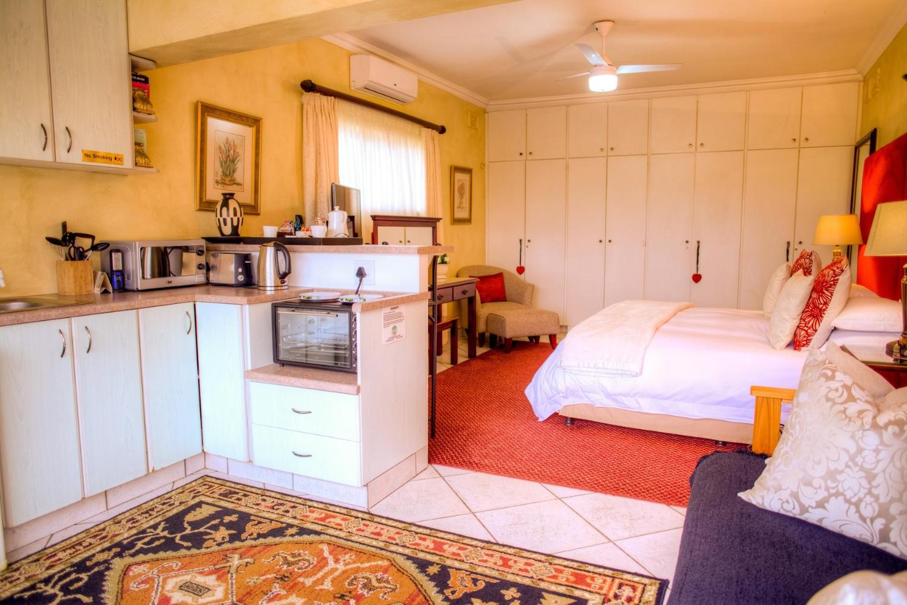 Self Catering Twin/Double Room - Photo 5