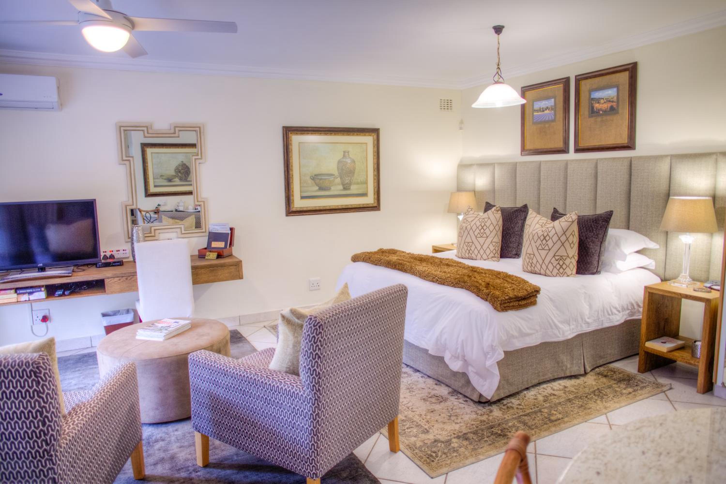 Self Catering Twin/Double Room - Photo 6