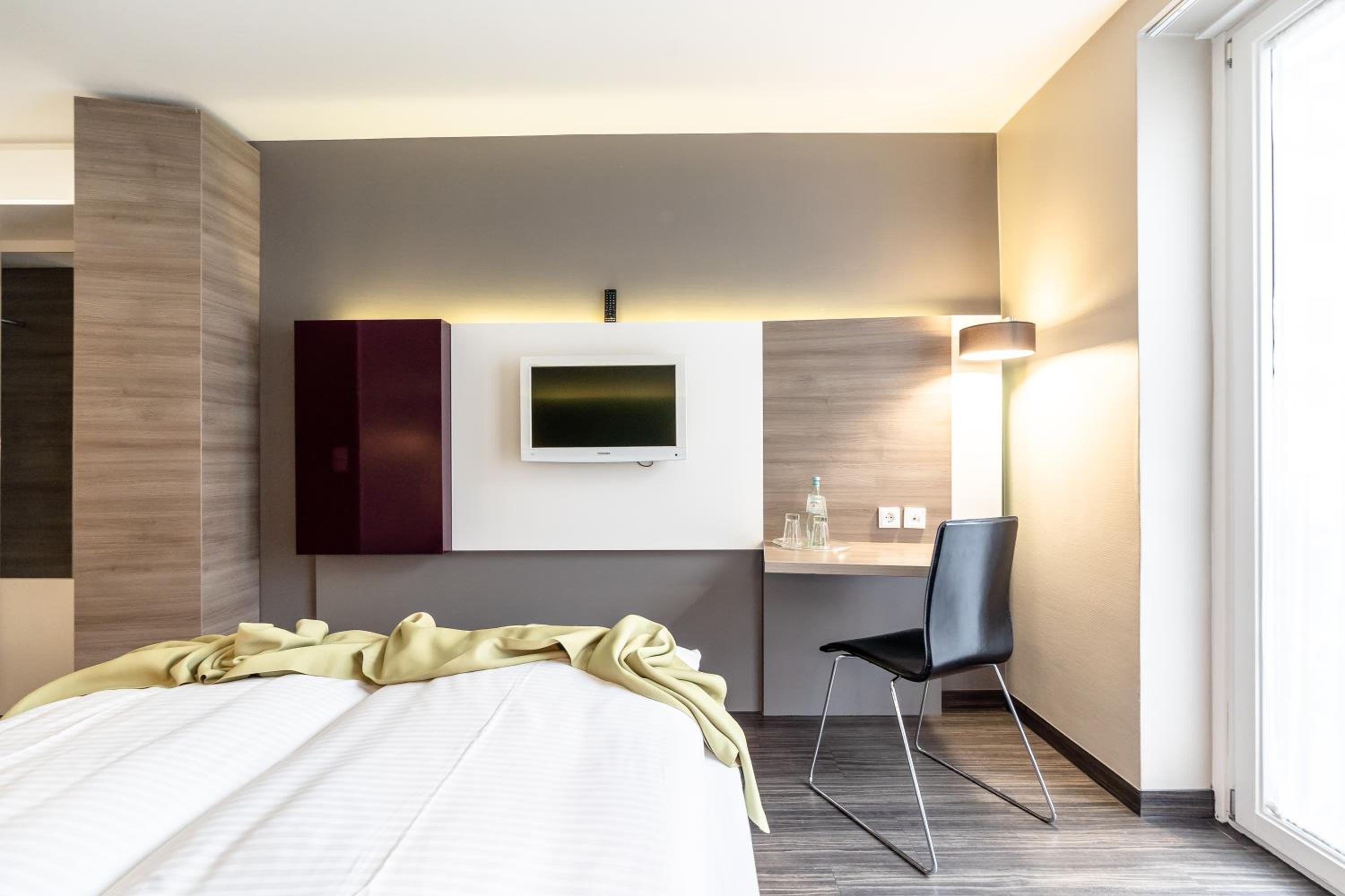 Standard Double Room with Air Conditioning - Photo 11
